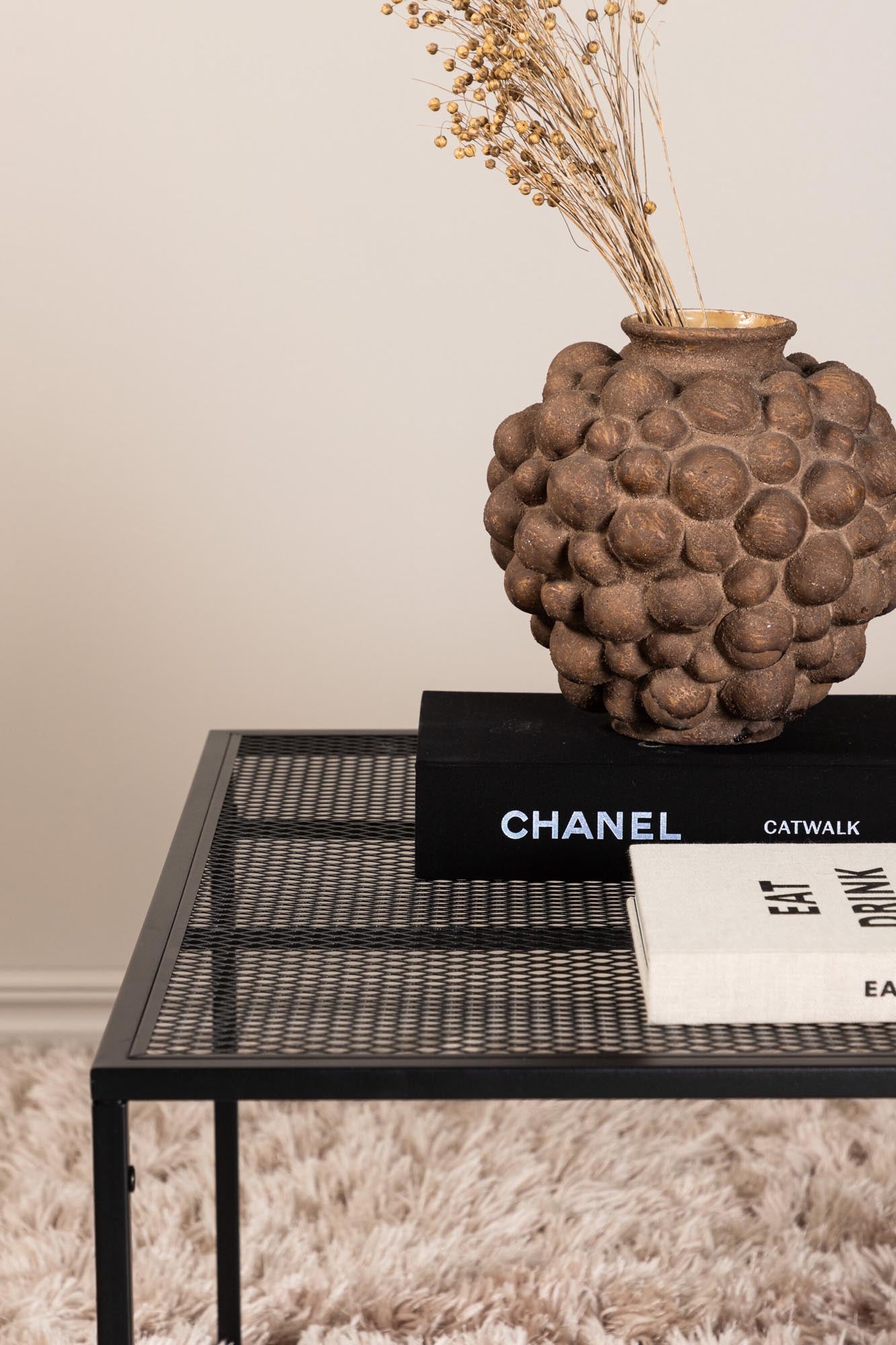 Eleganter Netz Coffee Tisch von Venture Home aus robustem Stahl. Minimalistisches Design mit praktischer Gitterablage für jedes Wohnzimmer.