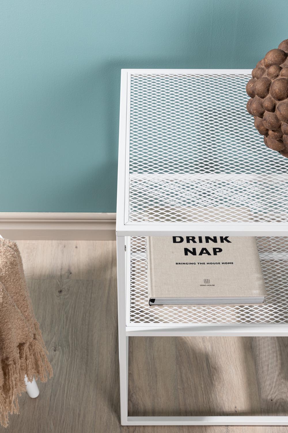 Netz Beistelltisch in Weiss präsentiert im Onlineshop von KAQTU Design AG. Beistelltisch ist von Venture Home