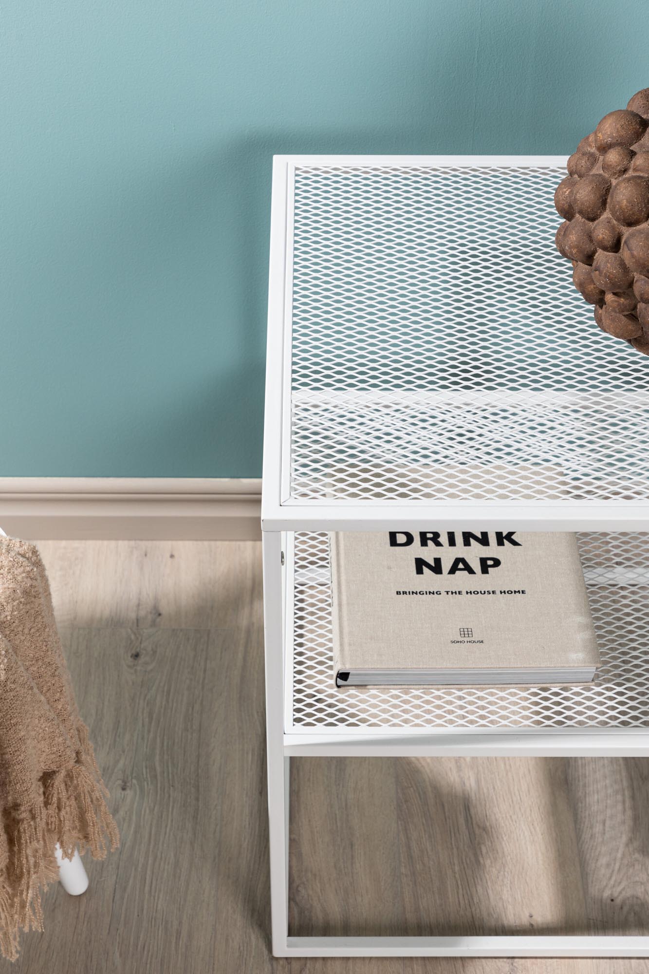 Eleganter Netz Beistelltisch von Venture Home aus robustem, beigem Stahl. Ideal für moderne Wohnräume, vielseitig nutzbar und leicht zu reinigen.