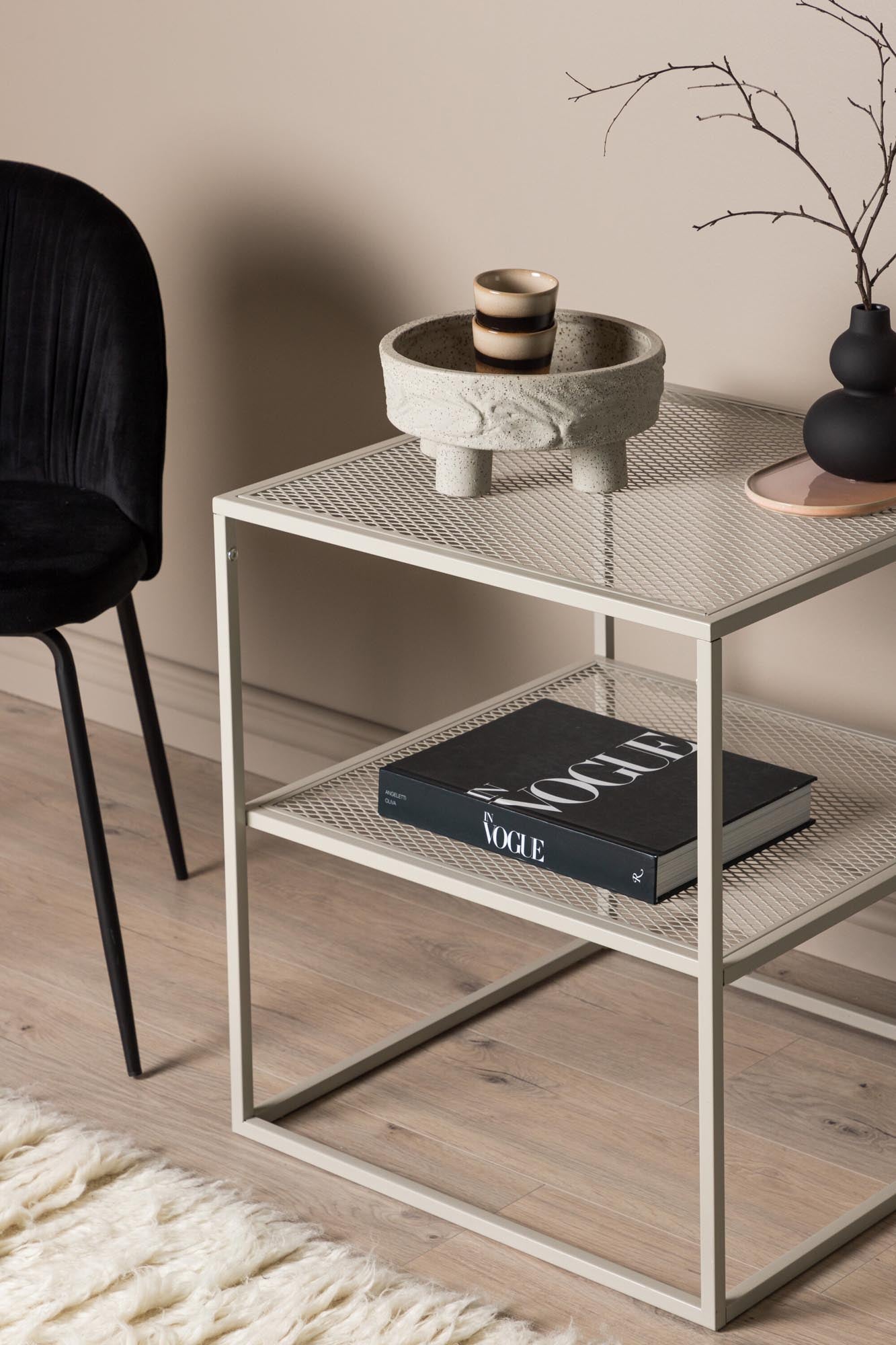 Eleganter Netz Beistelltisch von Venture Home aus hochwertigem beigem Stahl. Perfekt für jeden Raum, vereint Stil und Funktionalität.