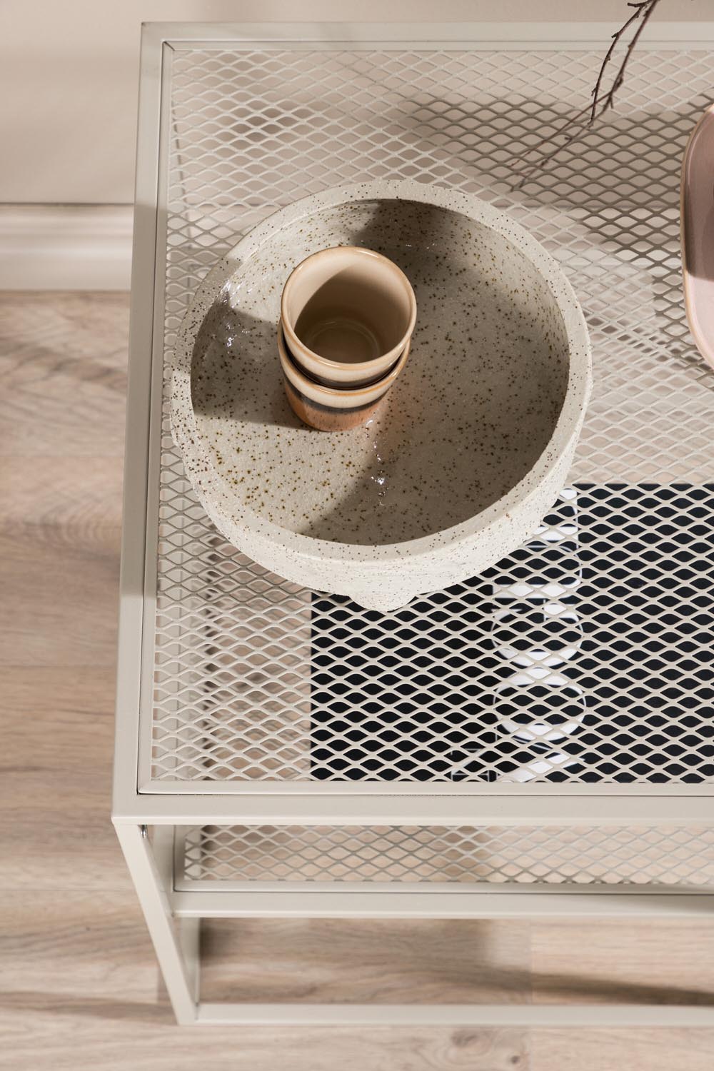 Netz Beistelltisch in Beige präsentiert im Onlineshop von KAQTU Design AG. Beistelltisch ist von Venture Home