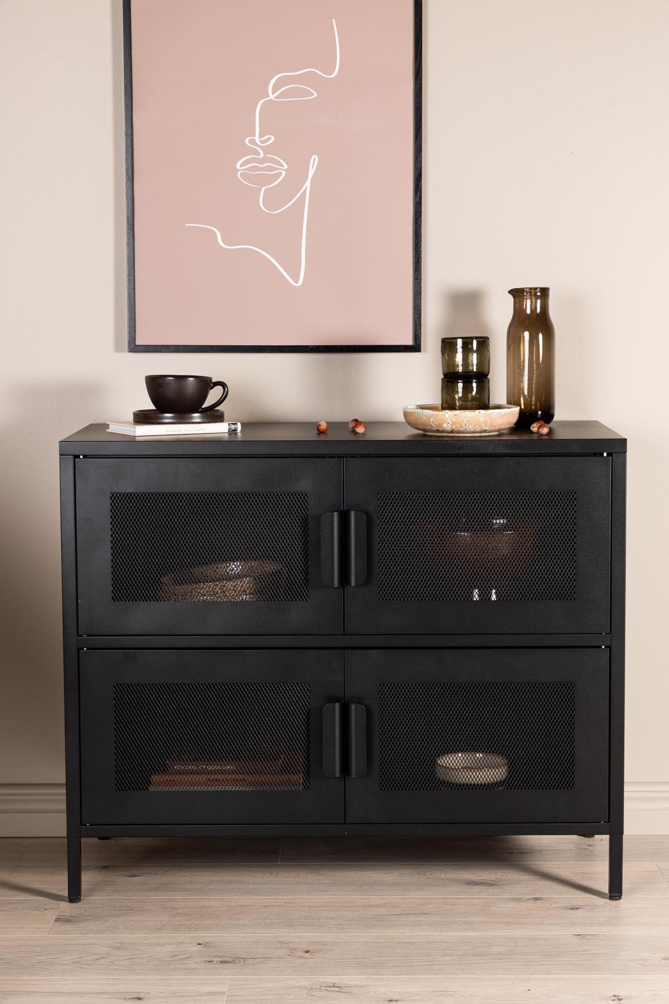 Entdecken Sie den Nett Kabinett von Venture Home: Stilvolle Aufbewahrungslösung mit eleganten Netzluken und pflegeleichter Stahloberfläche.