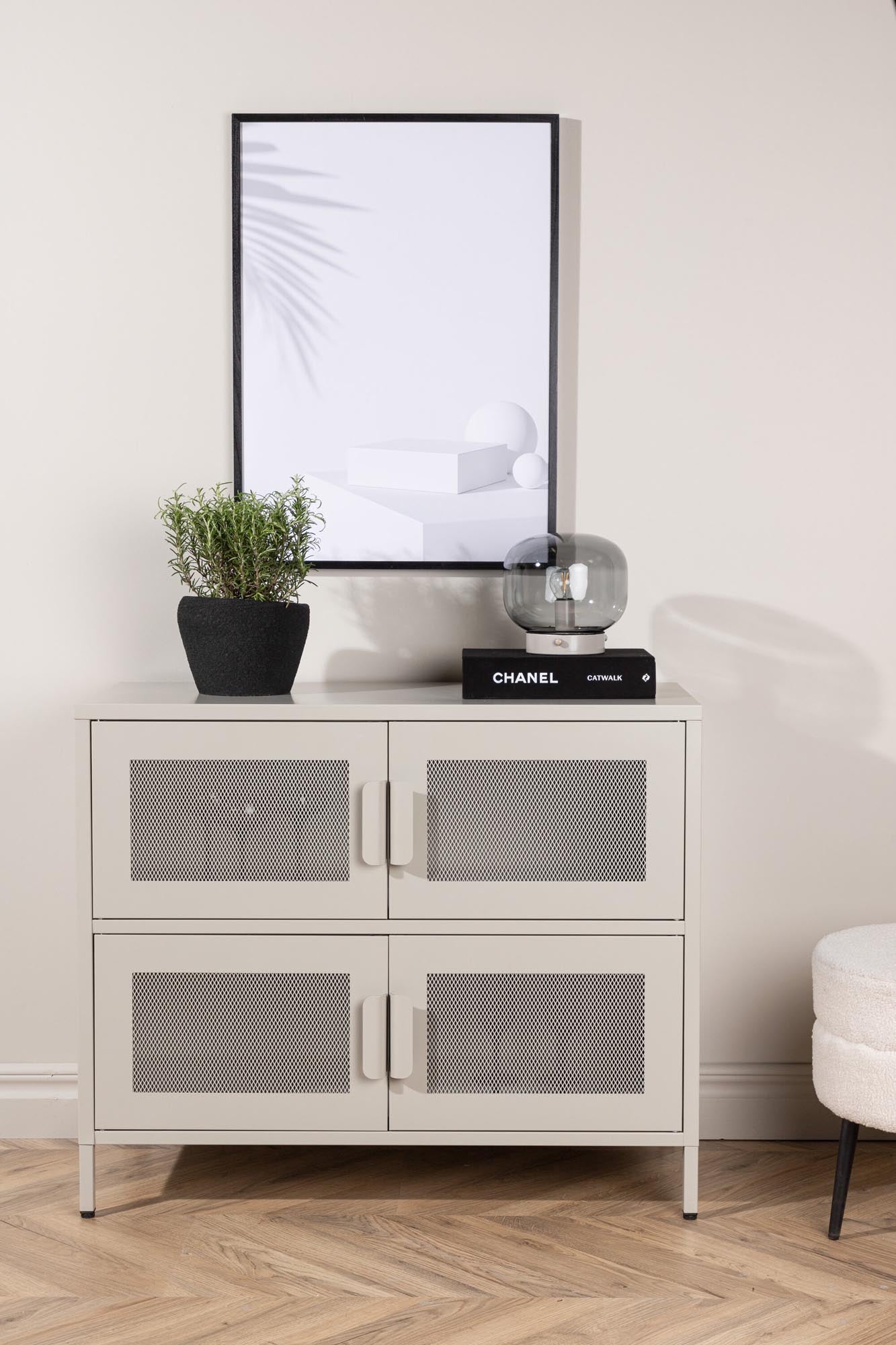 Stilvoller, beiger Stahlschrank mit Netzluken, geräumigen Fächern und eleganten Beinen für modernes Industriedesign.