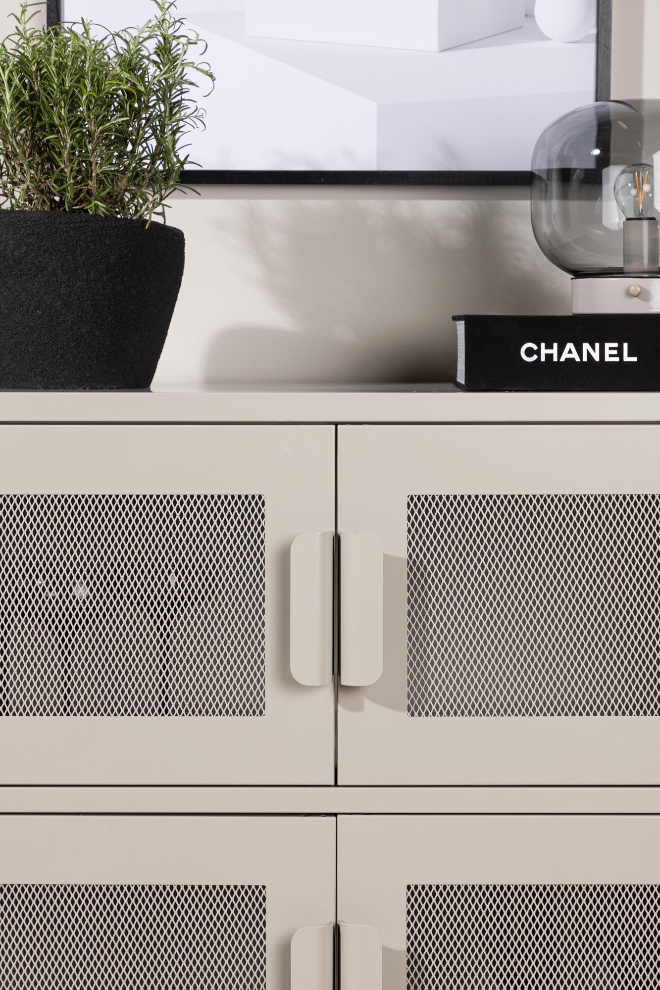 Stilvoller Nett Kabinett von Venture Home aus beigem Stahl, ideal für moderne Räume. Praktische Netzluken und geräumige Fächer für Ordnung.