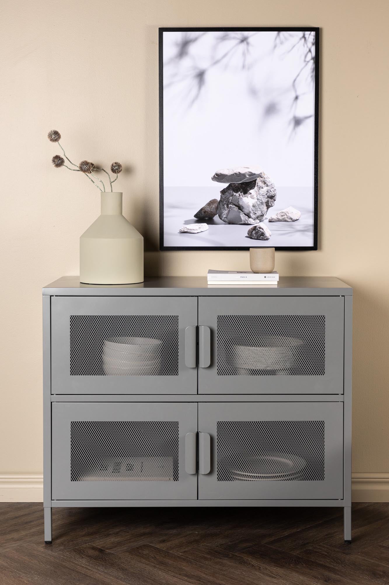 Entdecken Sie das Nett Kabinett von Venture Home: Ein eleganter Aufbewahrungsschrank aus beigem Stahl mit einzigartigen Netzluken und viel Stauraum.