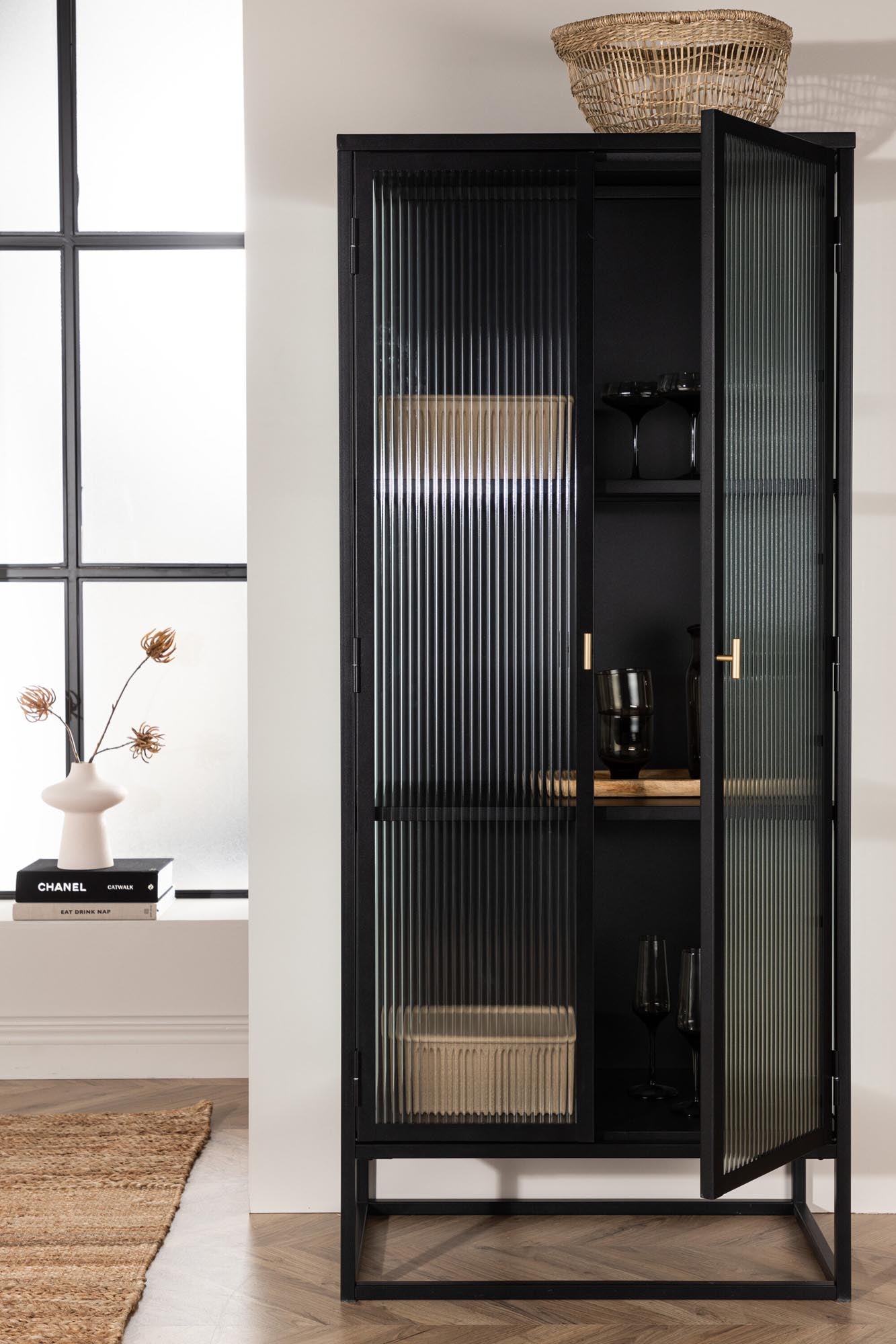 Garis Schrank von Venture Home: Funktionalität trifft auf Design.