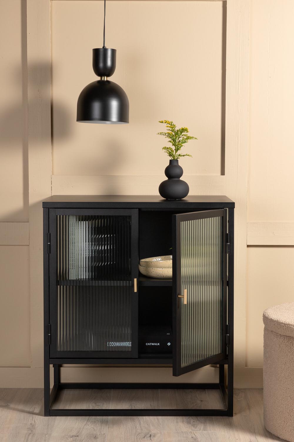 Garis Cabinet in Schwarz präsentiert im Onlineshop von KAQTU Design AG. Cabinet ist von Venture Home