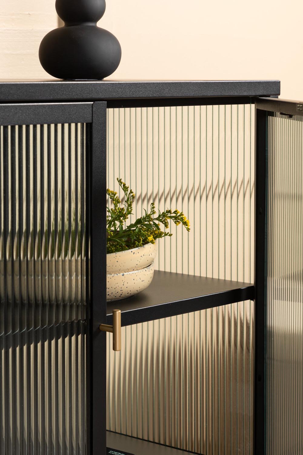Garis Cabinet in Schwarz präsentiert im Onlineshop von KAQTU Design AG. Cabinet ist von Venture Home