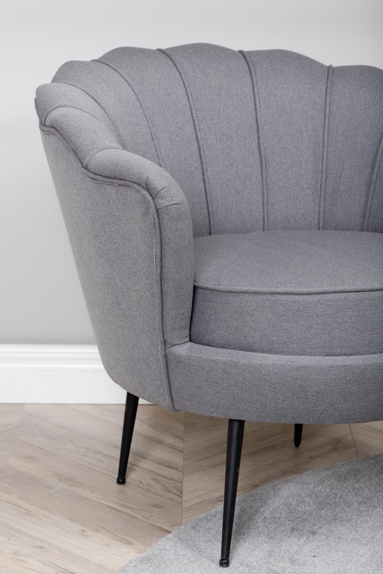 Calais Sessel in Grau präsentiert im Onlineshop von KAQTU Design AG. Sessel mit Armlehnen ist von Venture Home