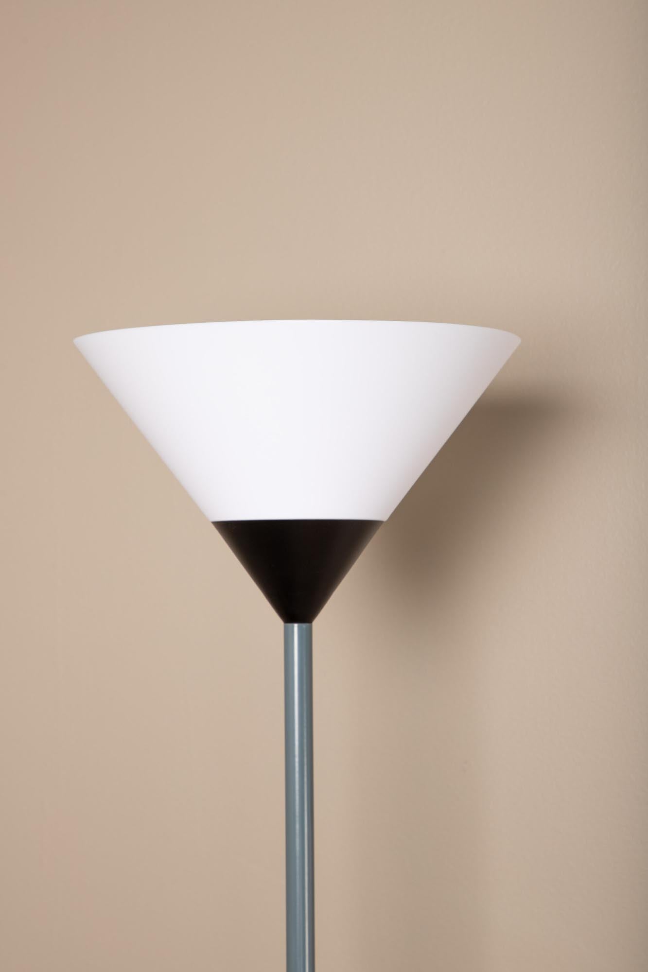 Elegante Batang Stehleuchte: Perfekte Akzentbeleuchtung für Ihr Heim.