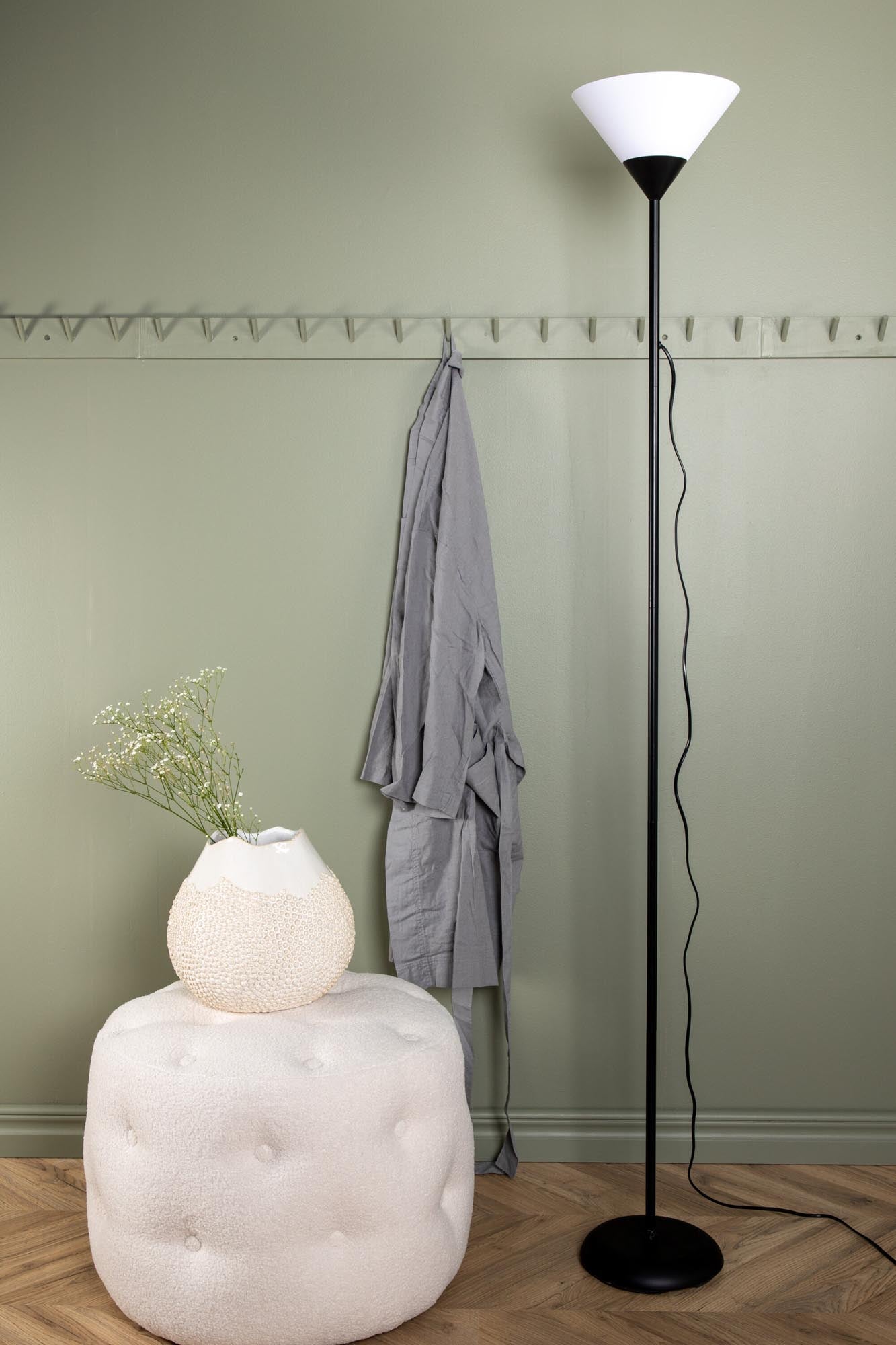 Elegante Batang Stehleuchte in Beige für modernes Wohndesign.