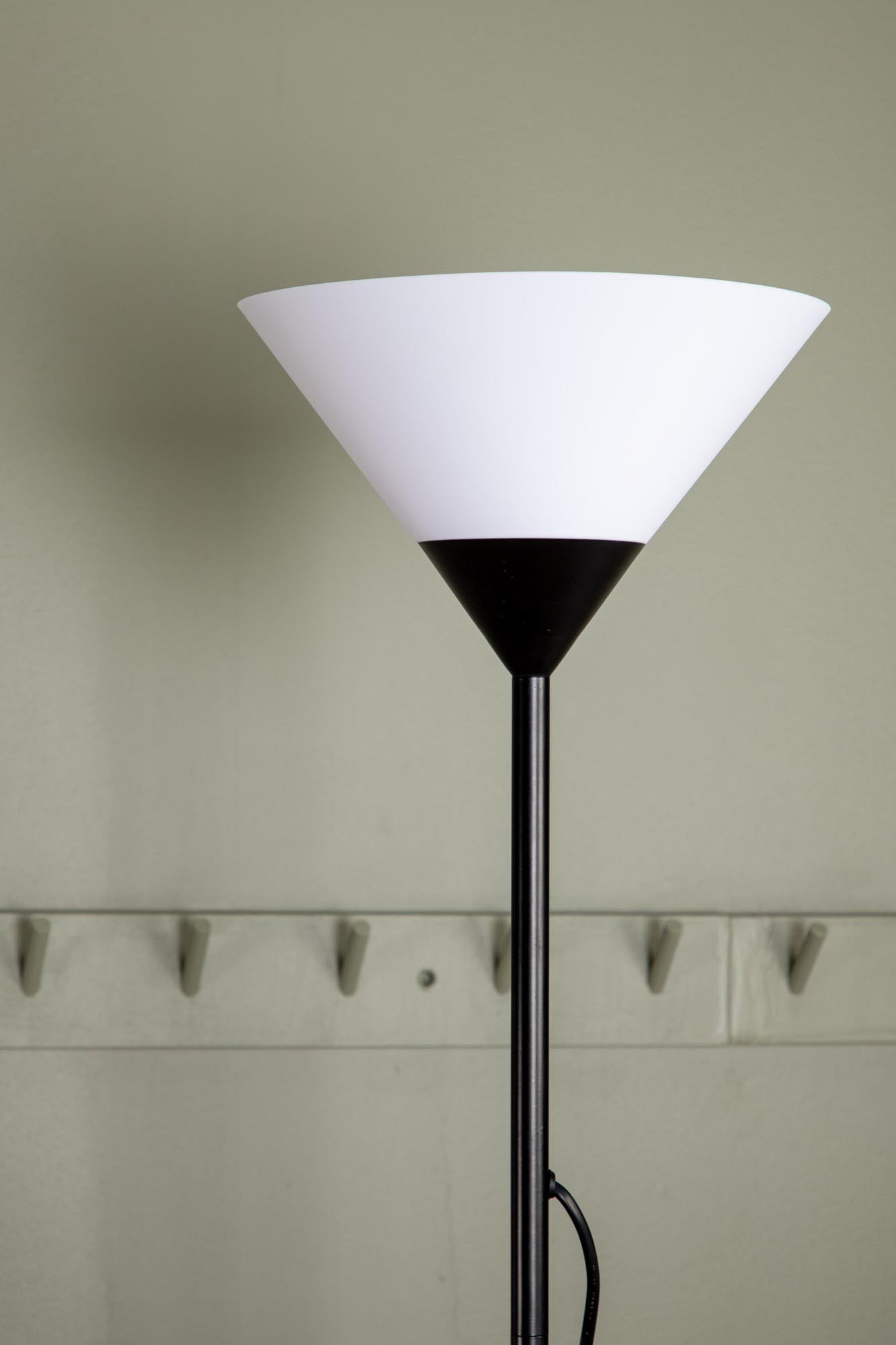 Stilvolle Batang Stehleuchte von Venture Home in Beige. Ideal für jedes Zuhause, vereint Funktionalität und modernes Design.