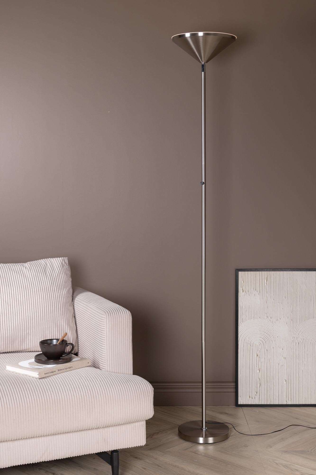 Corong Stehleuchte: Stilvolle Beleuchtung für moderne Wohnräume.