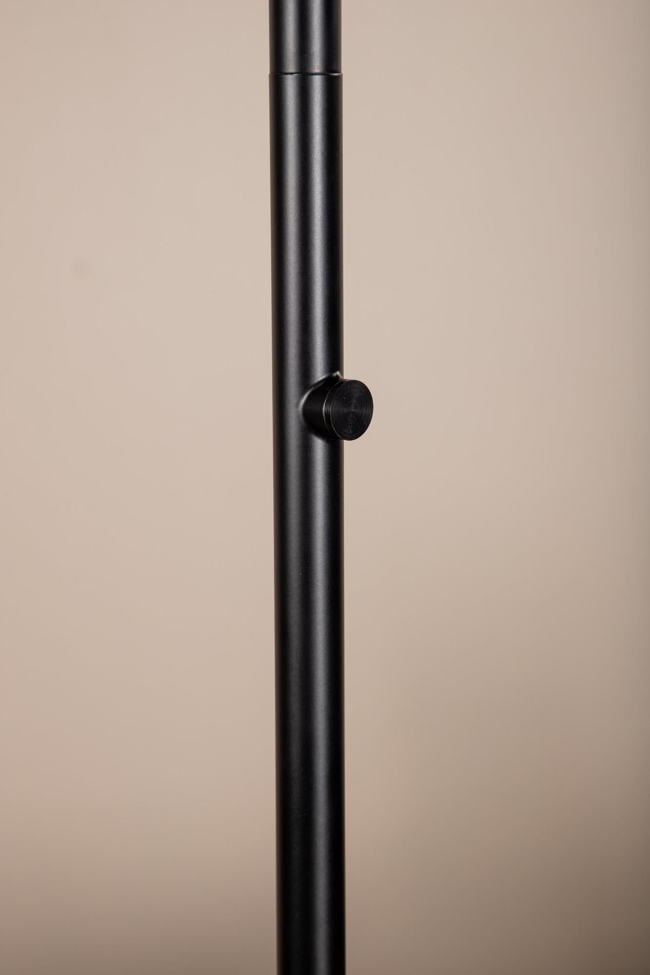 Corong Stehleuchte: Skandinavische Eleganz für Ihr Wohnzimmer.