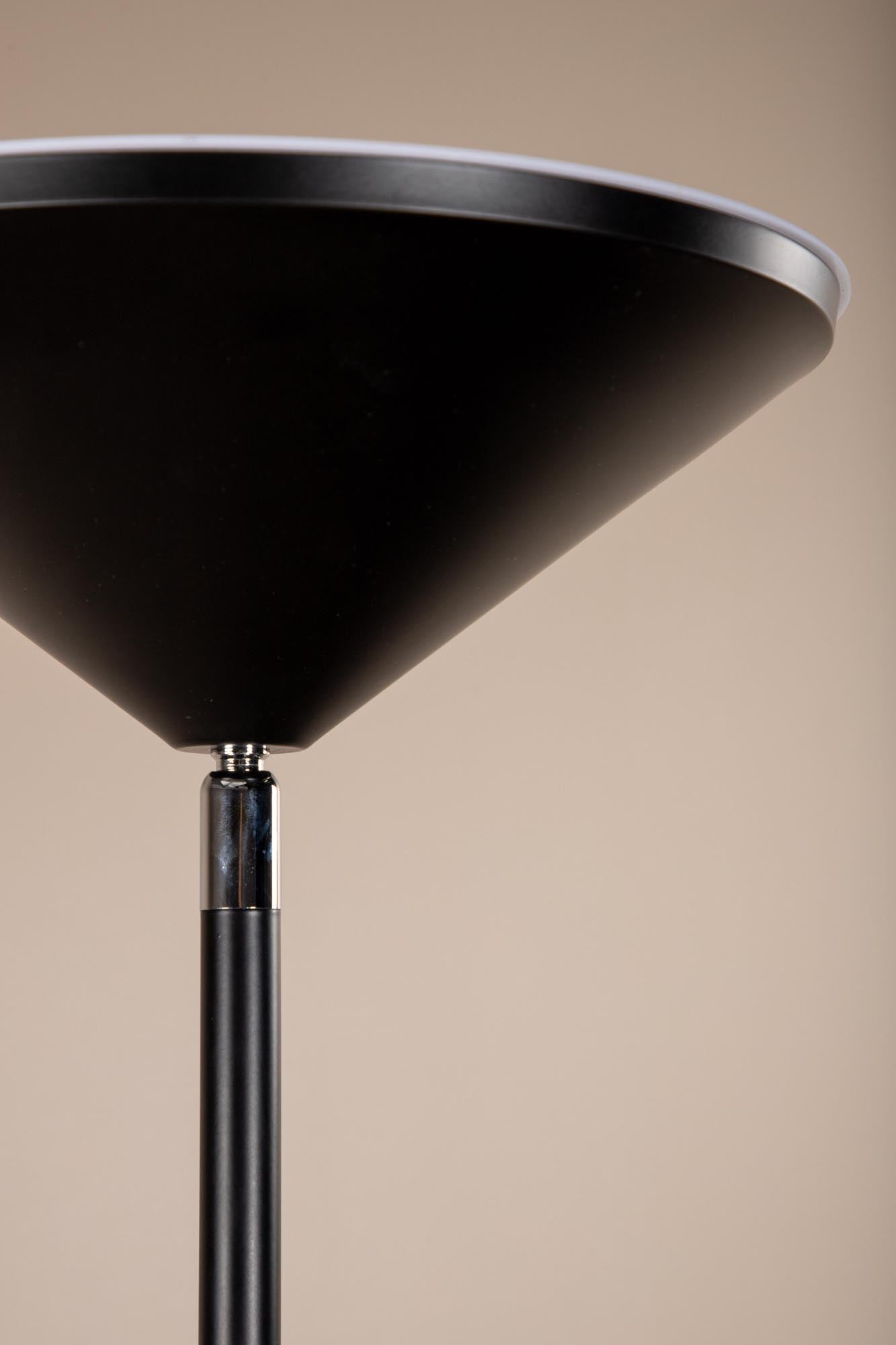 Corong Stehleuchte: Stilvolle Beleuchtung für jeden Wohnraum.