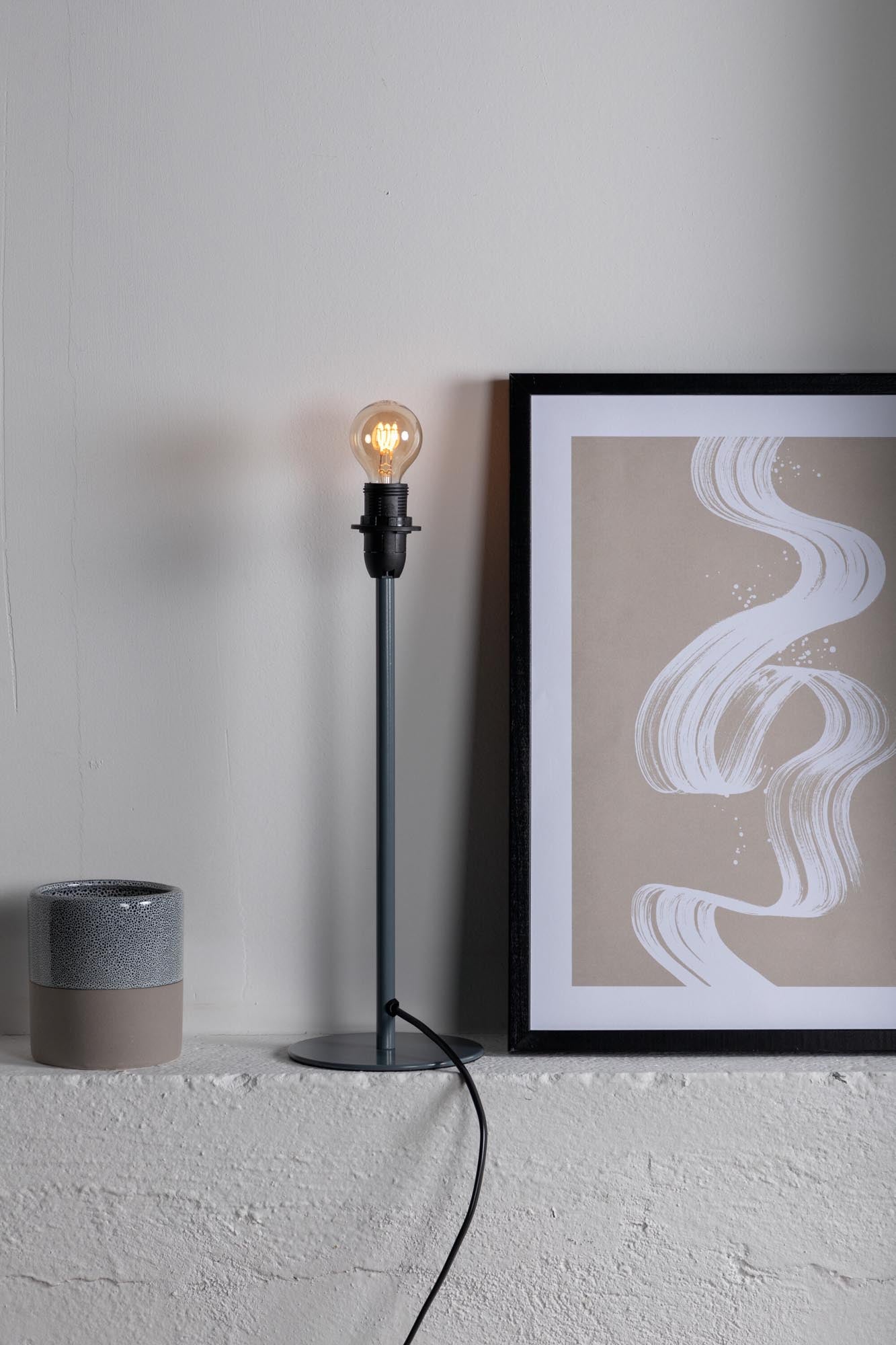 Stilvolle Dasir Tischleuchte von Venture Home in warmem Beige.