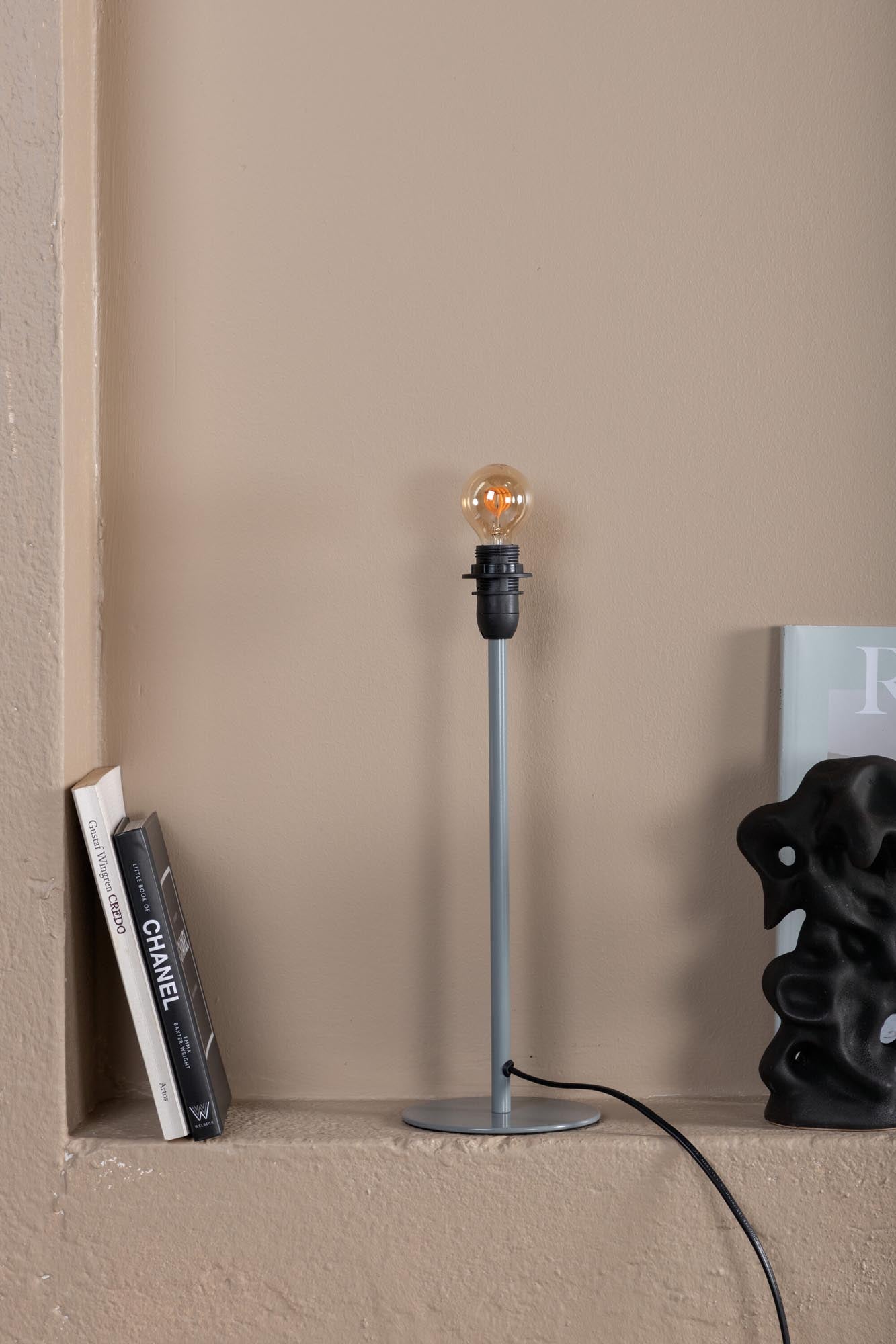 Elegante Dasir Tischleuchte von Venture Home aus hochwertigem Stahl in stilvollem Beige. Perfekt für jedes Zuhause und jeden Einrichtungsstil.