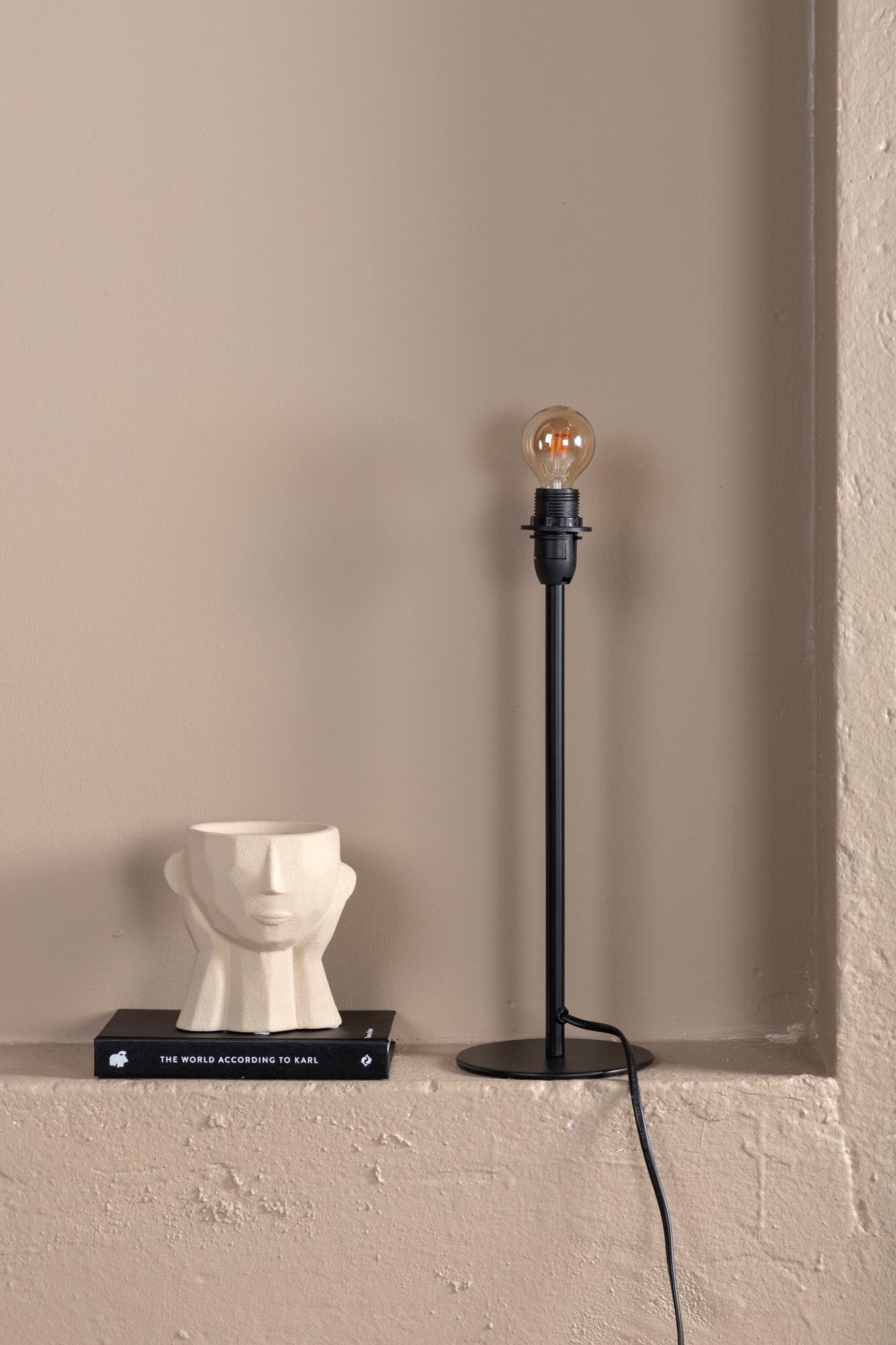 Stilvolle Dasir Tischleuchte von Venture Home aus hochwertigem Stahl. Vielseitig einsetzbar und perfekt für jedes Zuhause.