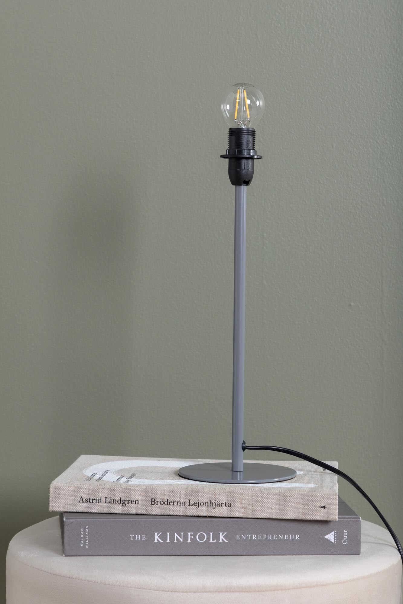 Moderne Dasir Tischleuchte von Venture Home in edlem Beige.