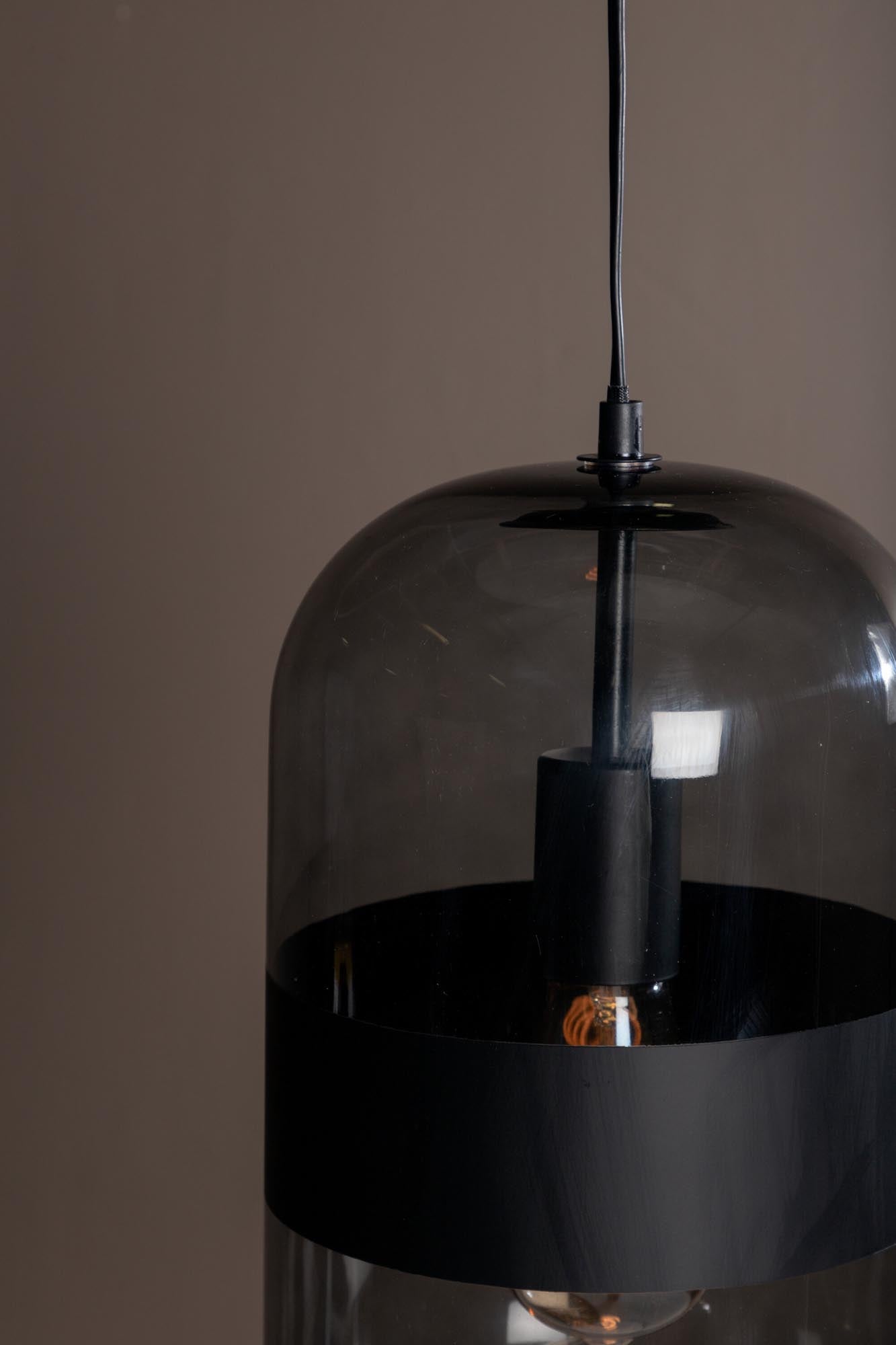 Elegante Dropp Pendelleuchte von Venture Home aus rauchfarbenem Glas, ideal für gemütliche Atmosphäre und kreative Lichtgestaltung.