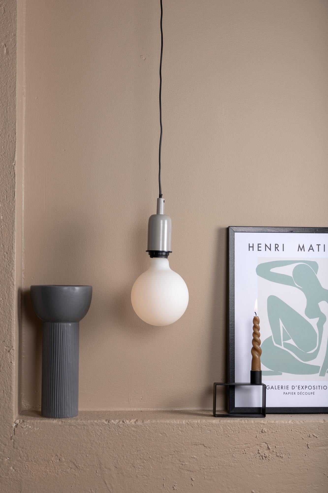 Elegante Hang Pendelleuchte von Venture Home. Zeitloses Design für vielseitige Lichtakzente in Ihrem Zuhause. Perfekt für jeden Einrichtungsstil.