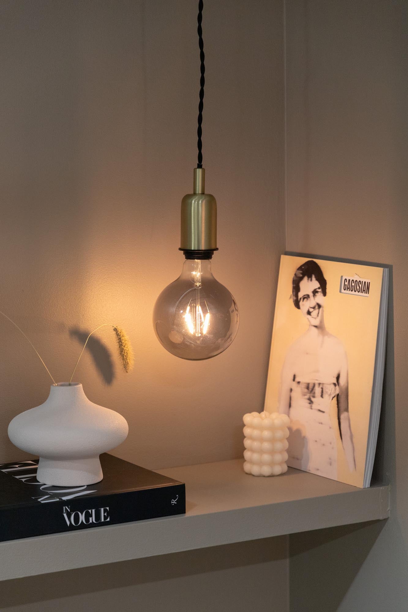 Elegante Pendelleuchte von Venture Home in zeitlosem Beige.