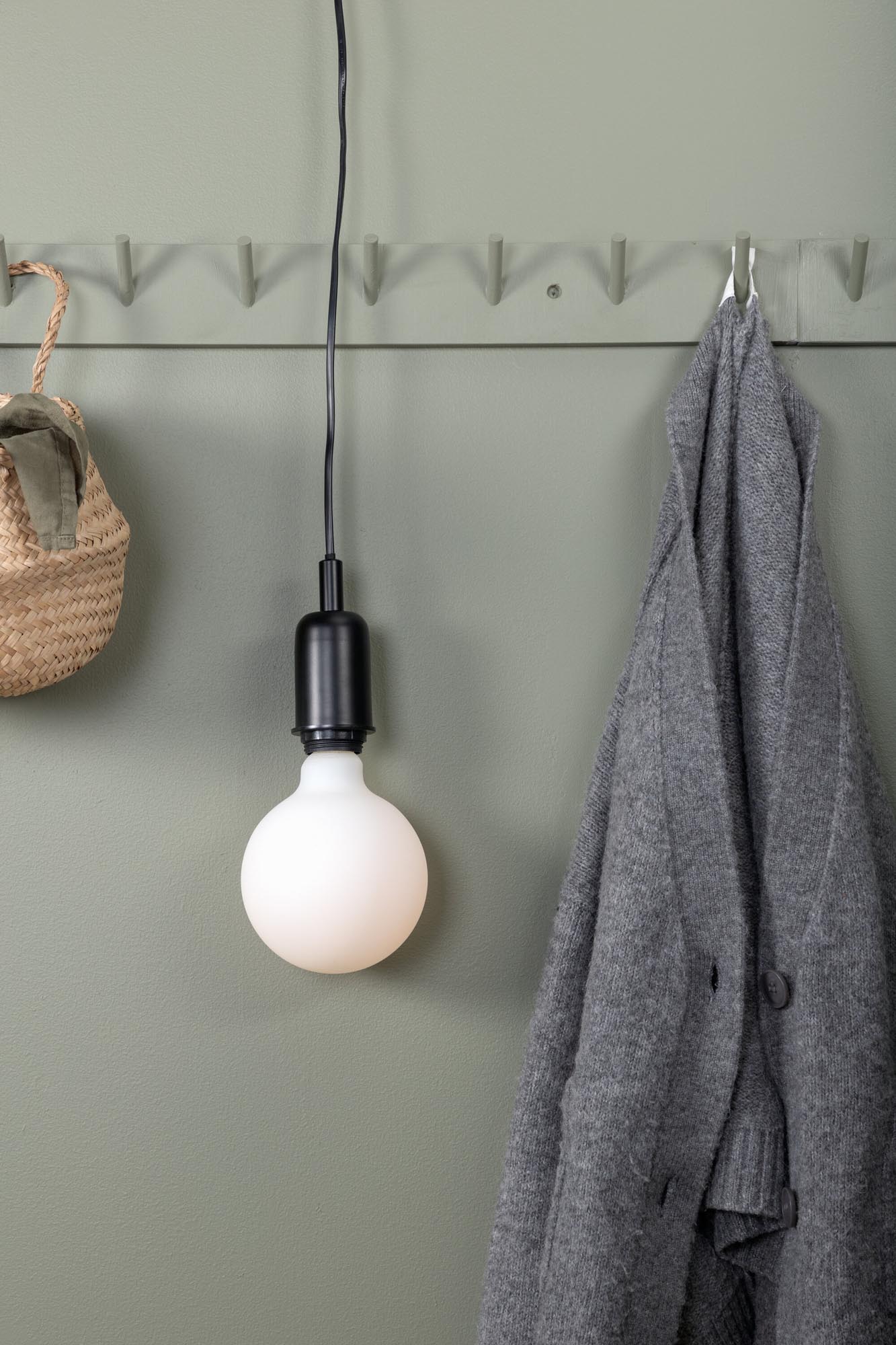 Elegante Hang Pendelleuchte von Venture Home in zeitlosem Design. Ideal für stilvolle Akzente und individuelle Lichtgestaltung.