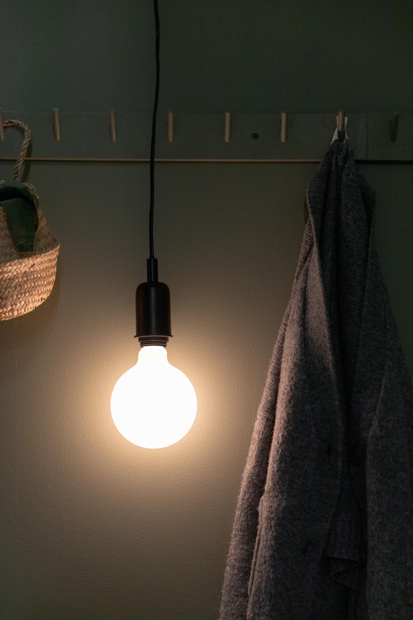 Stilvolle Hang Pendelleuchte von Venture Home. Hochwertiger Stahl, vielseitige Lichtgestaltung und harmonische Akzente für jedes Zuhause.