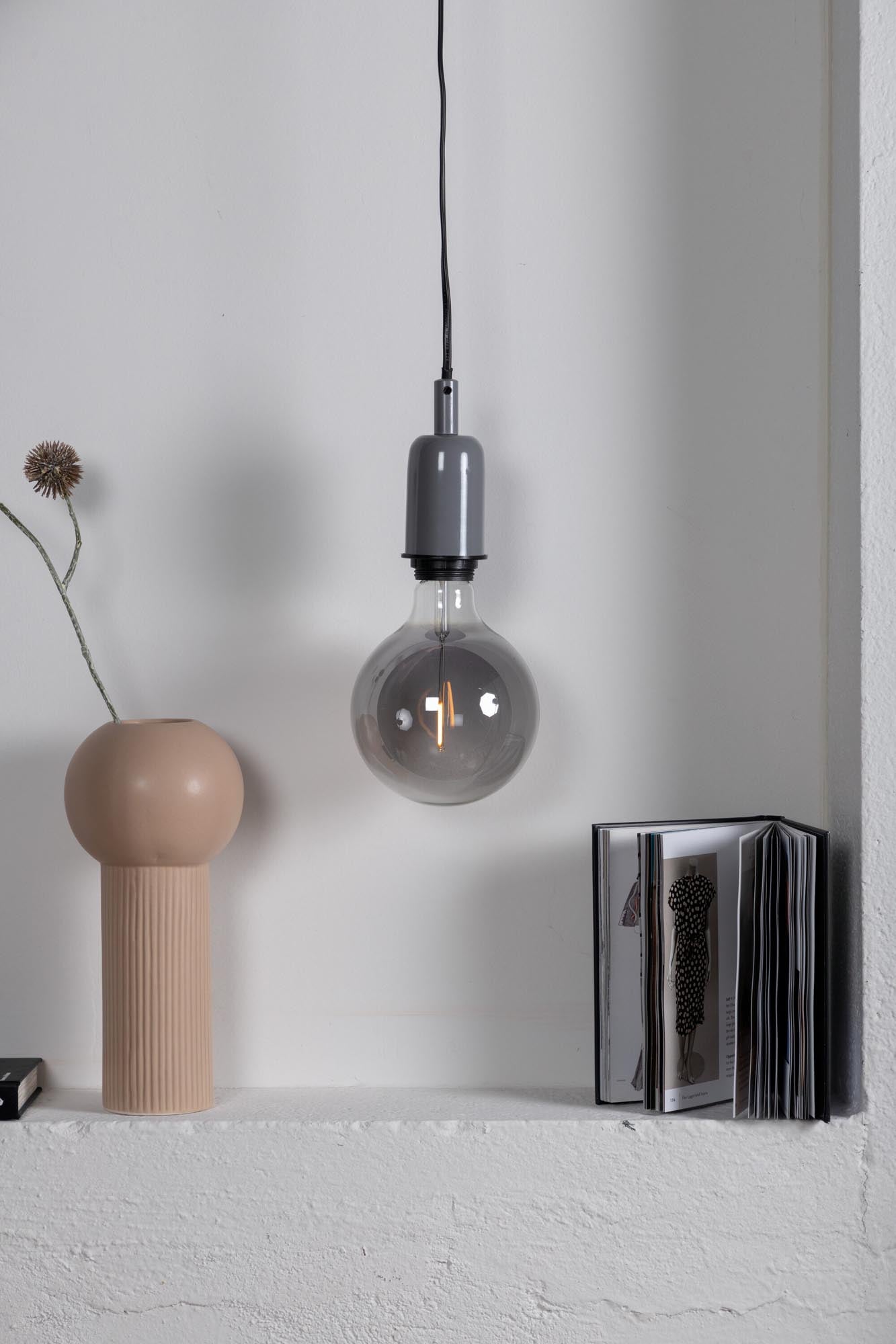 Elegante Hang Pendelleuchte von Venture Home in zeitlosem Design. Ideal für stilvolle Akzente und individuelle Lichtgestaltung in jedem Raum.