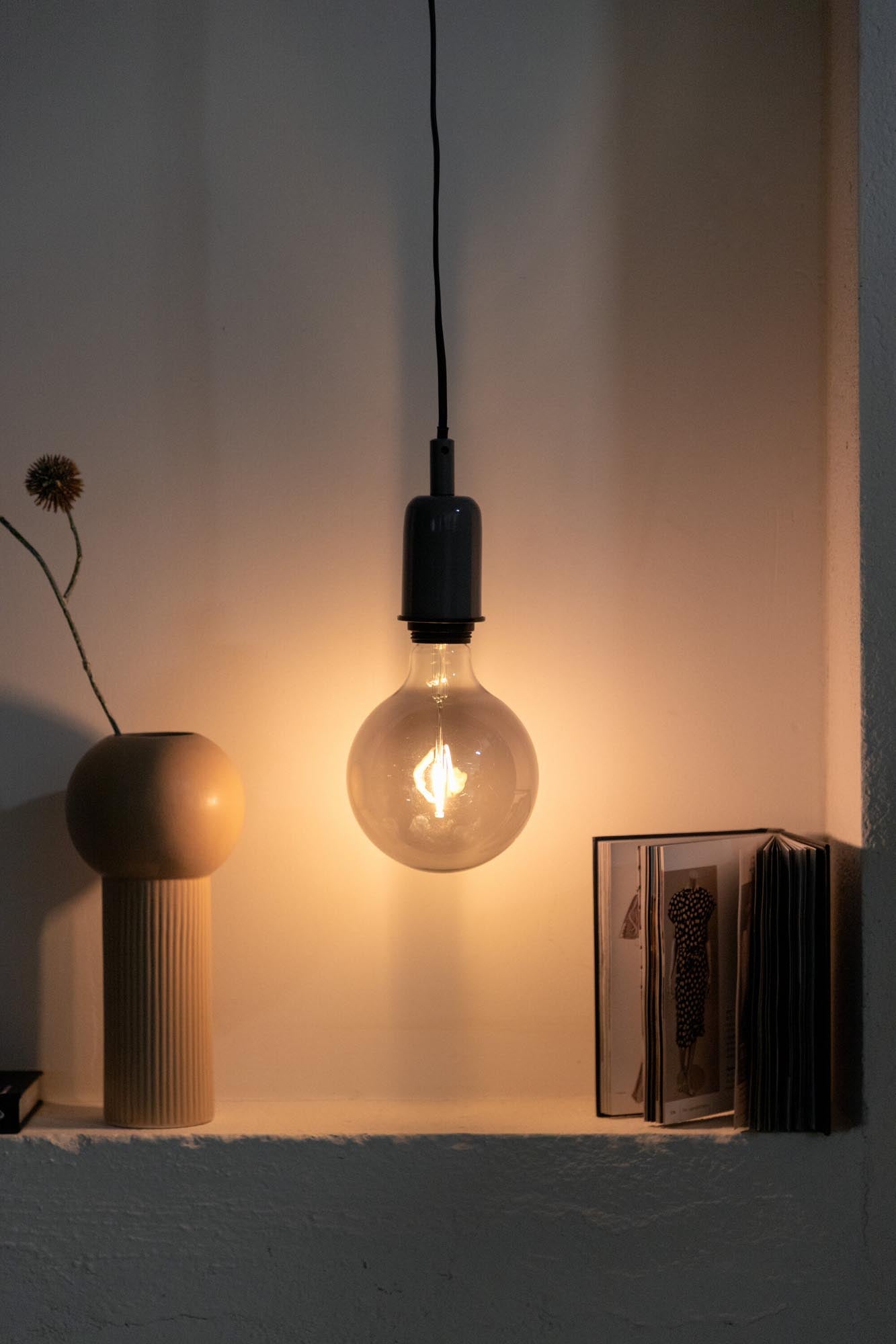 Stilvolle Hang Pendelleuchte von Venture Home. Hochwertiger Stahl, vielseitige Lichtgestaltung und harmonische Akzente für Ihr Zuhause.