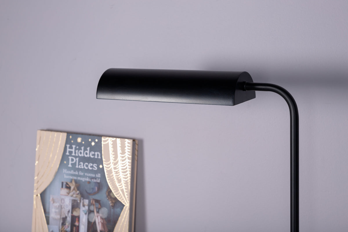 Schwarze Harmonica Tischleuchte von Venture Home aus PVC und Stahl mit klassischer, schlanker Form im Vintage-Stil.