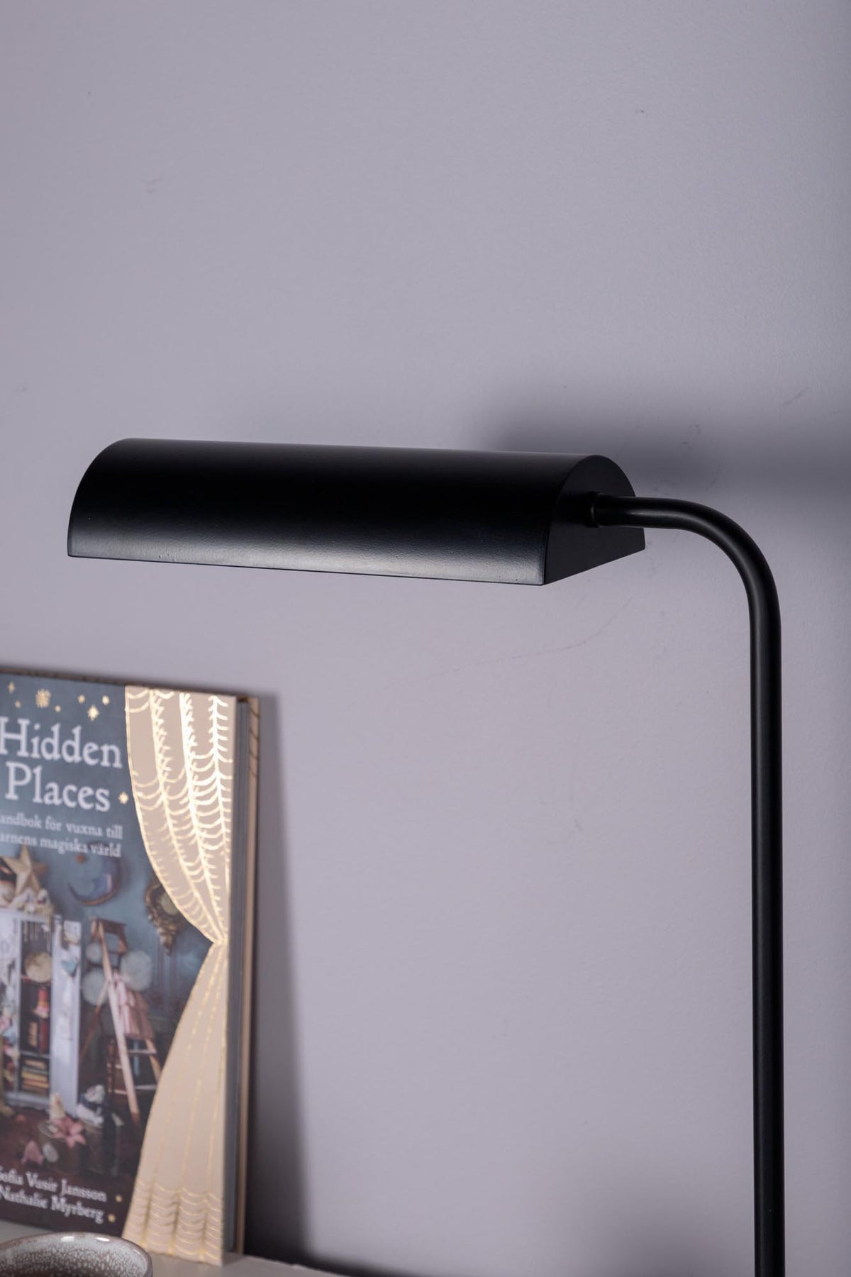 Schwarze Harmonica Tischleuchte von Venture Home aus PVC und Stahl mit klassischer, schlanker Form im Vintage-Stil.