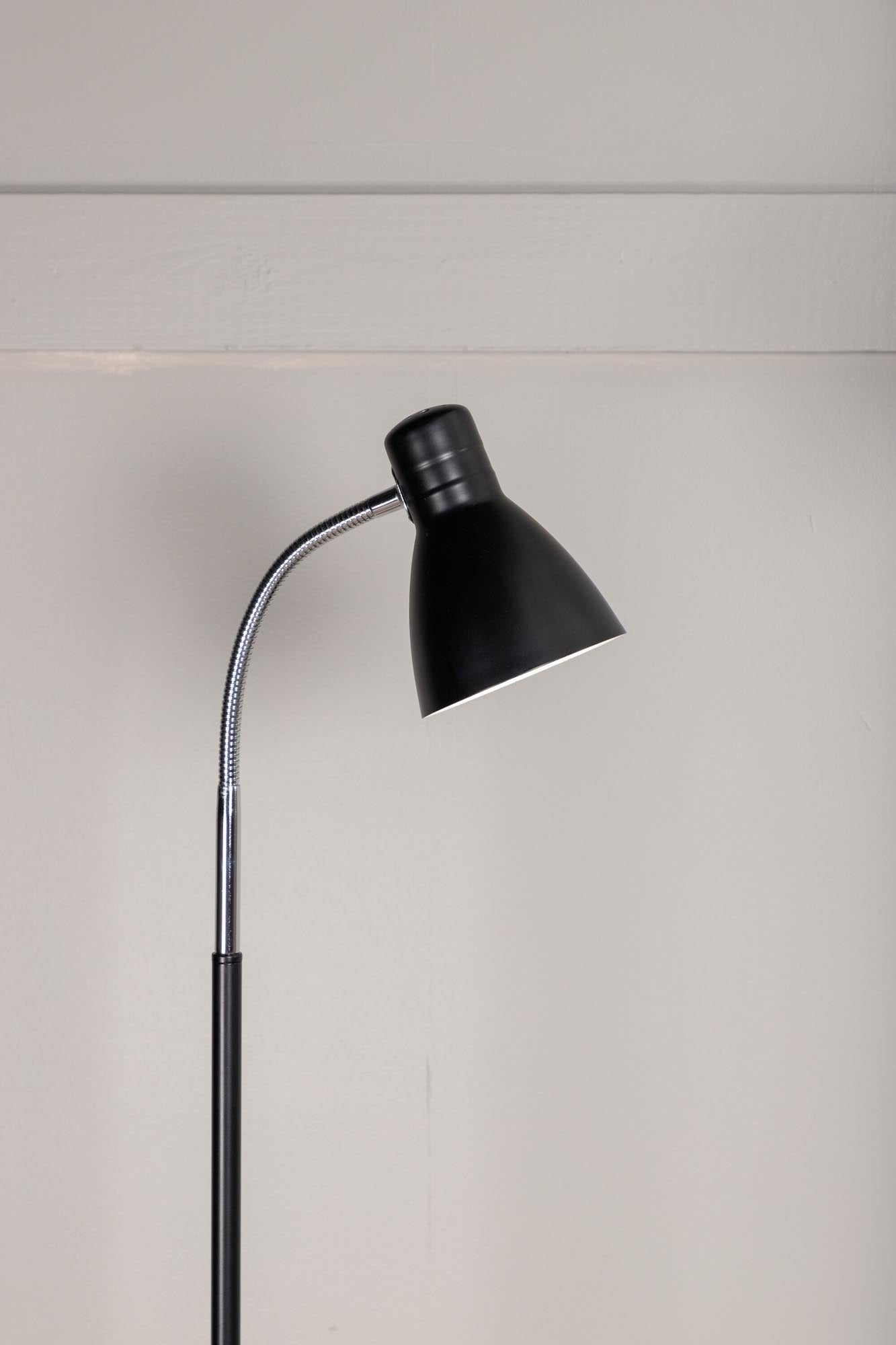 Lina Stehleuchte in Schwarz präsentiert im Onlineshop von KAQTU Design AG. Stehleuchte ist von Venture Home