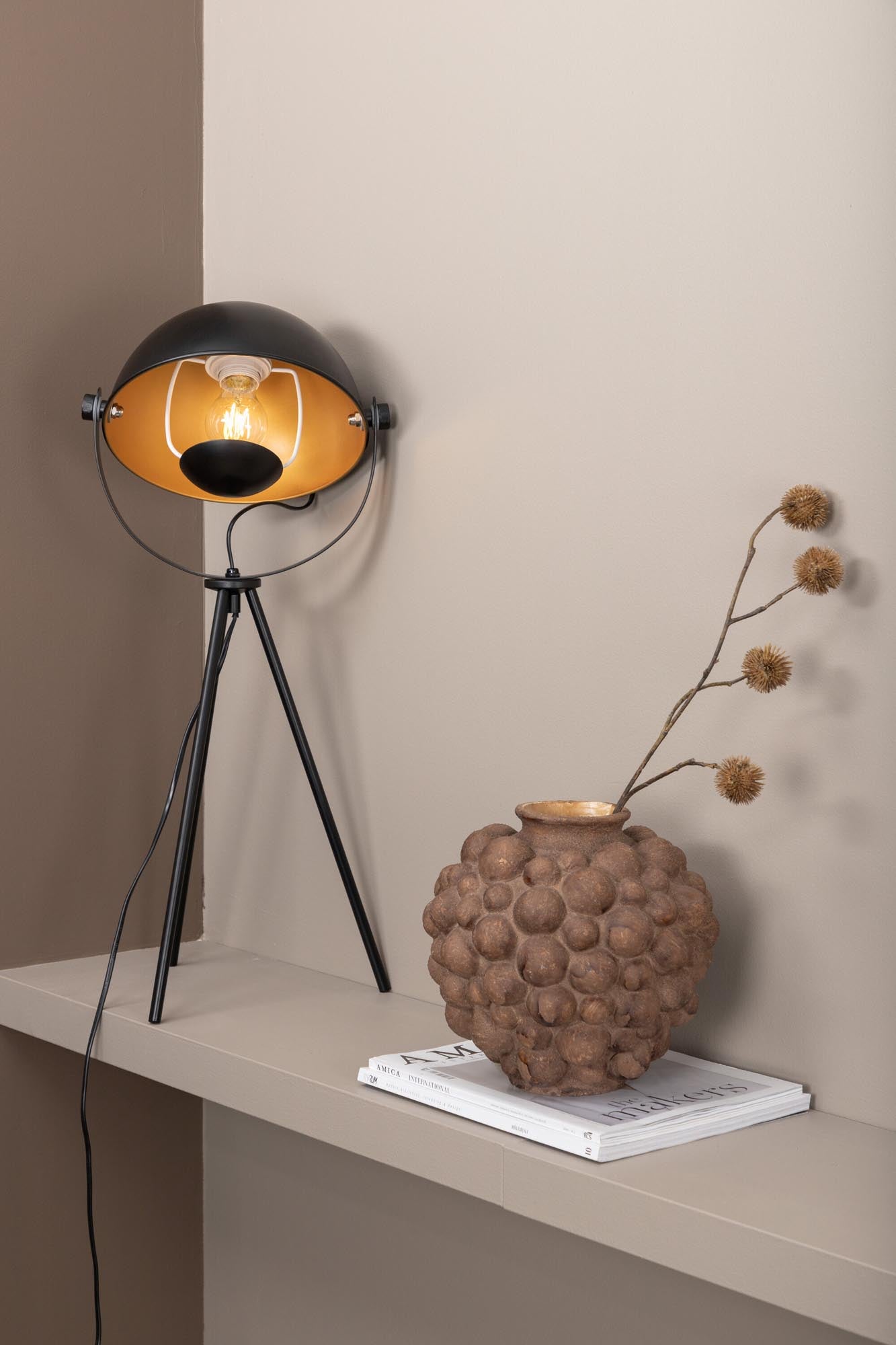 Die Search Tischleuchte von Venture Home vereint elegantes Design und Funktionalität. Robuster Stahl, goldene Akzente und warmes Licht schaffen Stil und Gemütlichkeit.