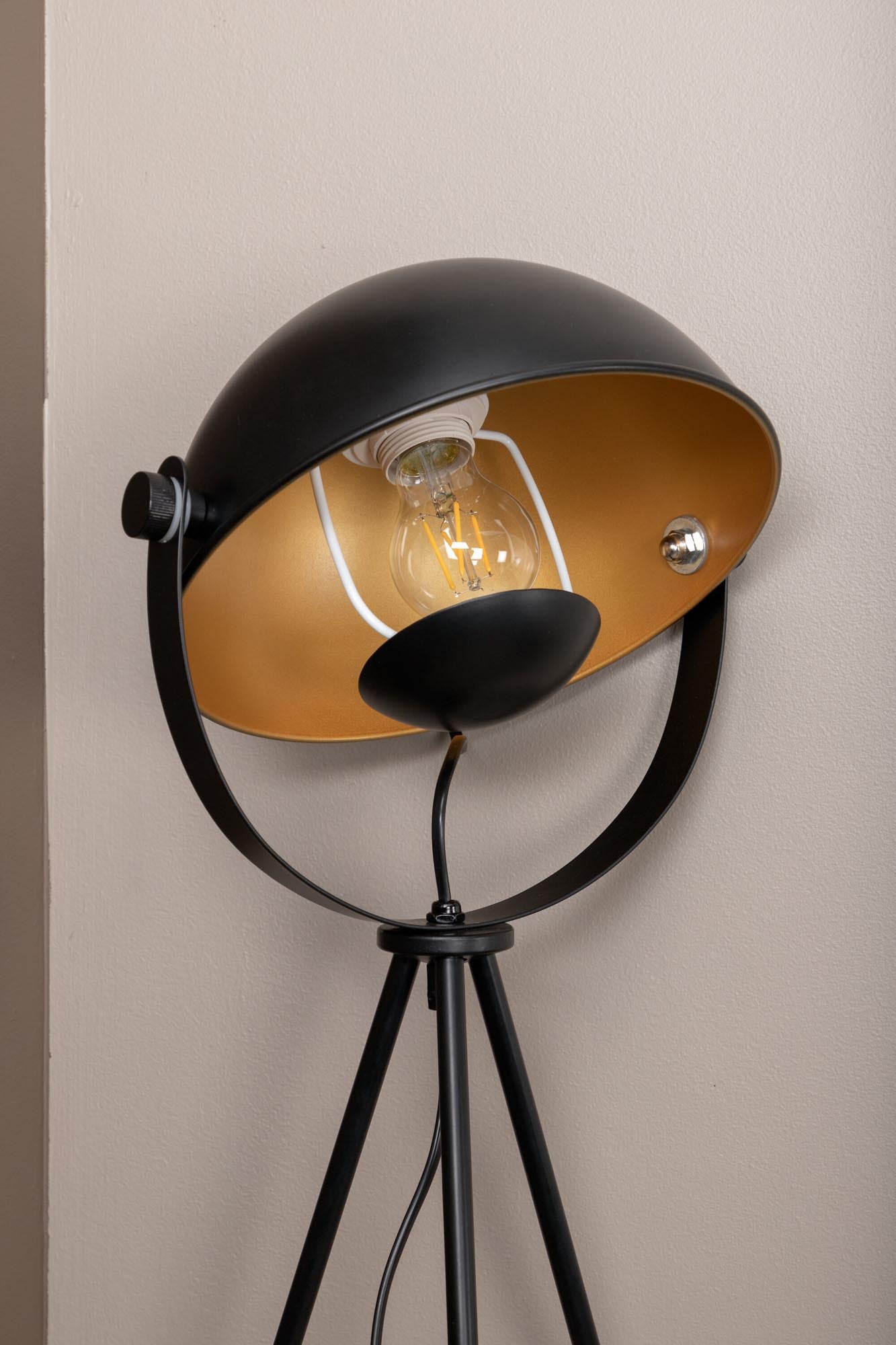 Die Search Tischleuchte von Venture Home kombiniert modernes Design mit hochwertigen Materialien. Sie bietet warmes Licht und eleganten Stil für jedes Zuhause.