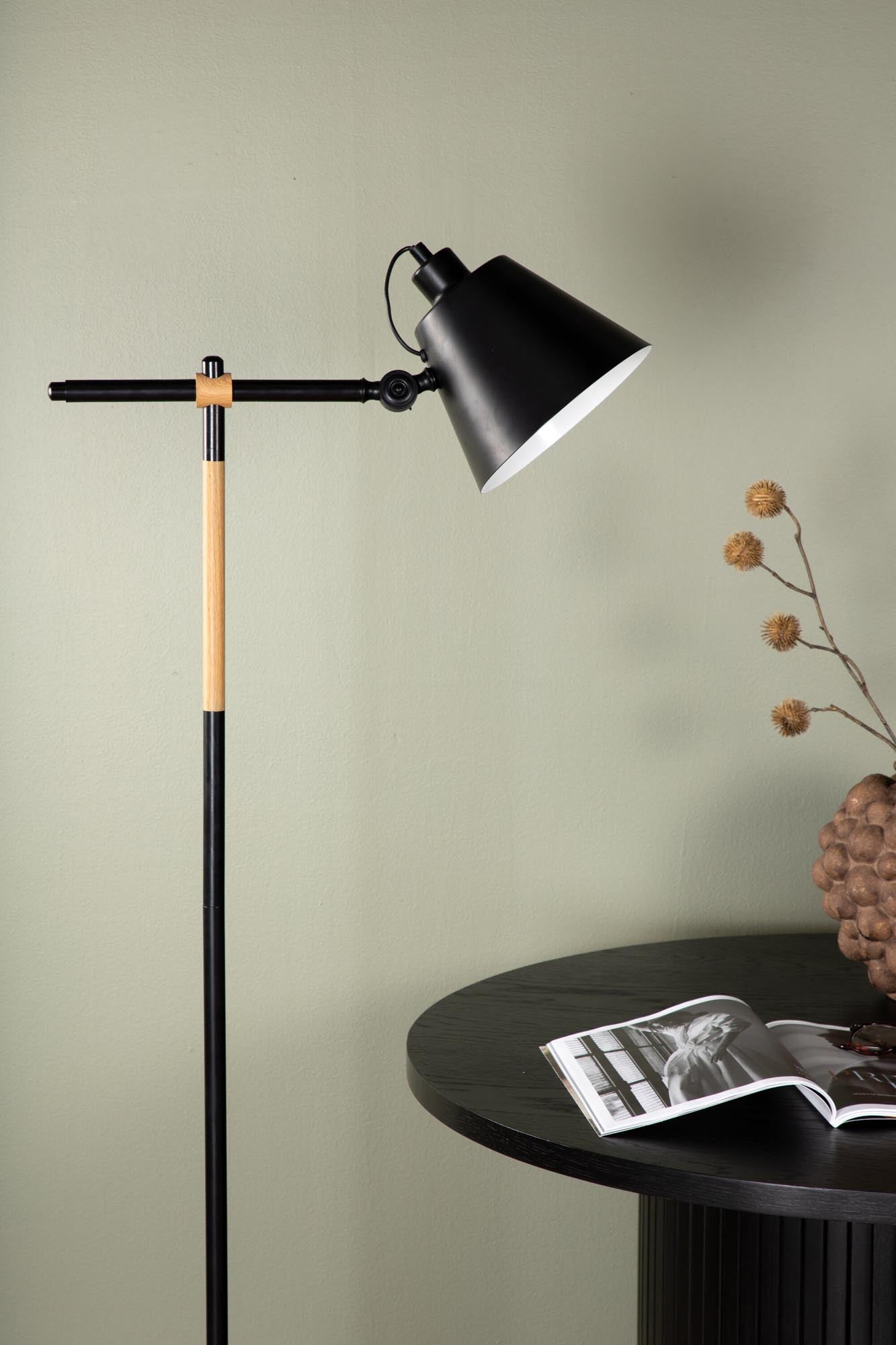 Skott Stehleuchte in Schwarzes Holz präsentiert im Onlineshop von KAQTU Design AG. Stehleuchte ist von Venture Home
