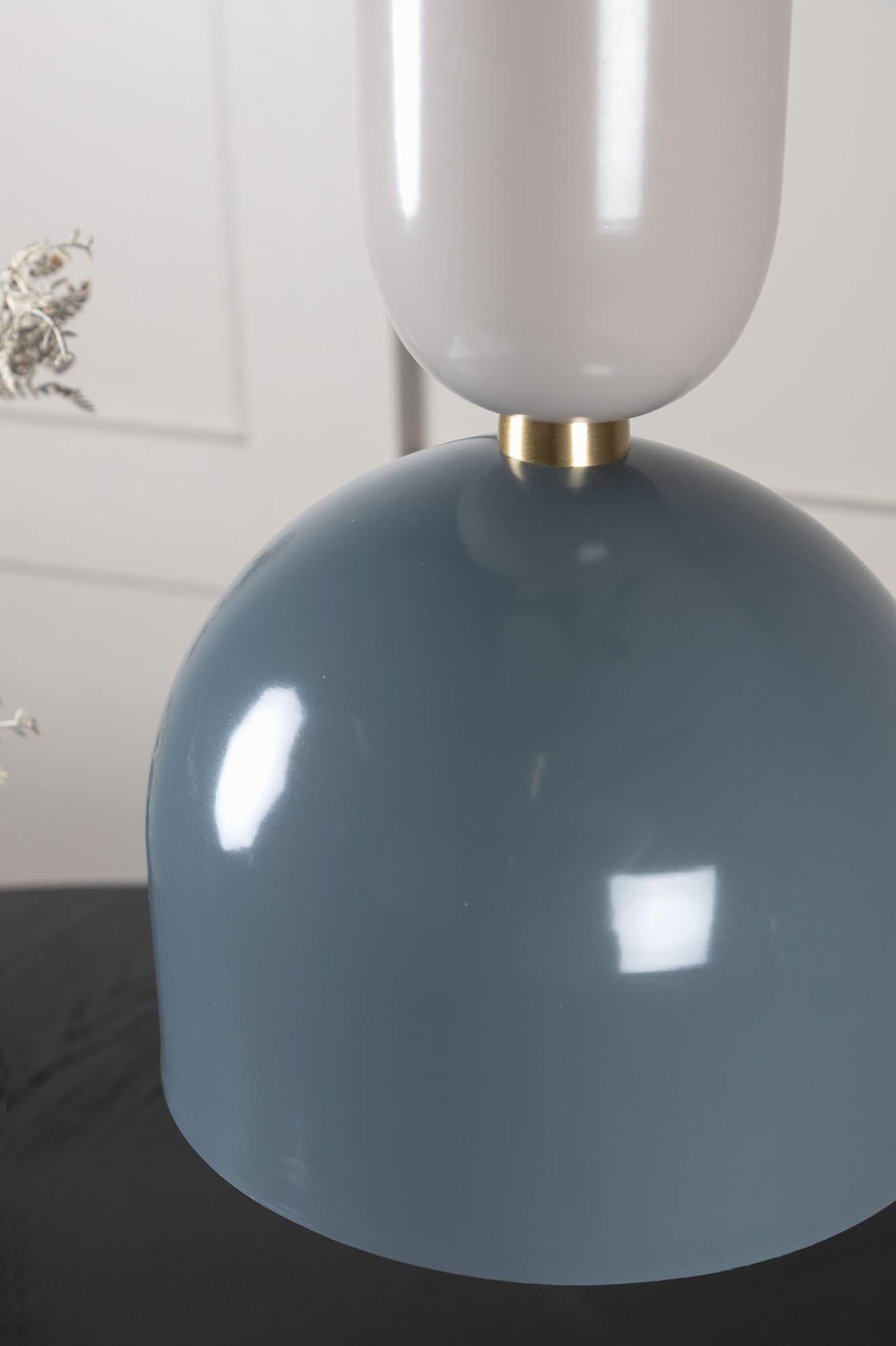 Zeitlose Tim Pendelleuchte von Venture Home für stilvolle Räume.