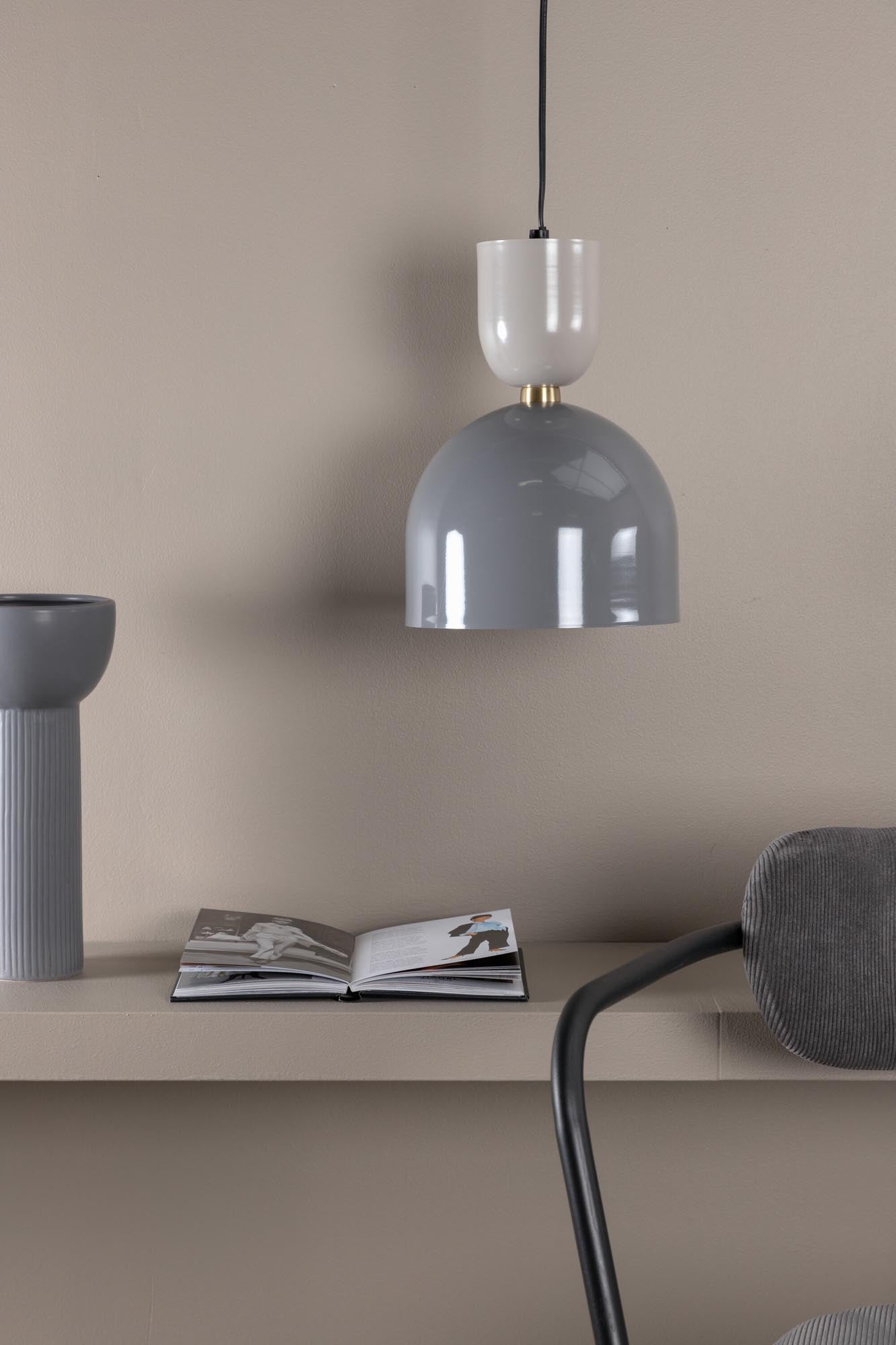 Die Tim Pendelleuchte von Venture Home besticht durch ihr elegantes Design aus hochwertigem Stahl. Ideal für stilvolle Akzente in jedem Raum.