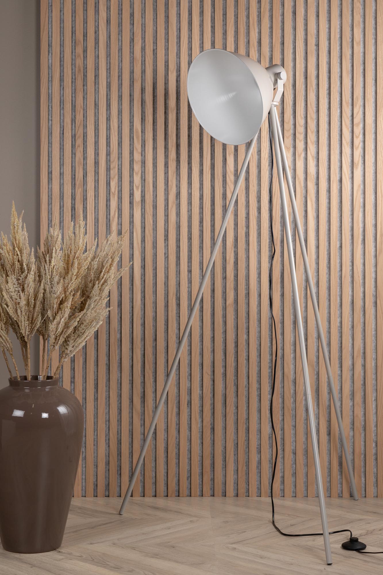 Tiv Stehleuchte in Beige präsentiert im Onlineshop von KAQTU Design AG. Stehleuchte ist von Venture Home