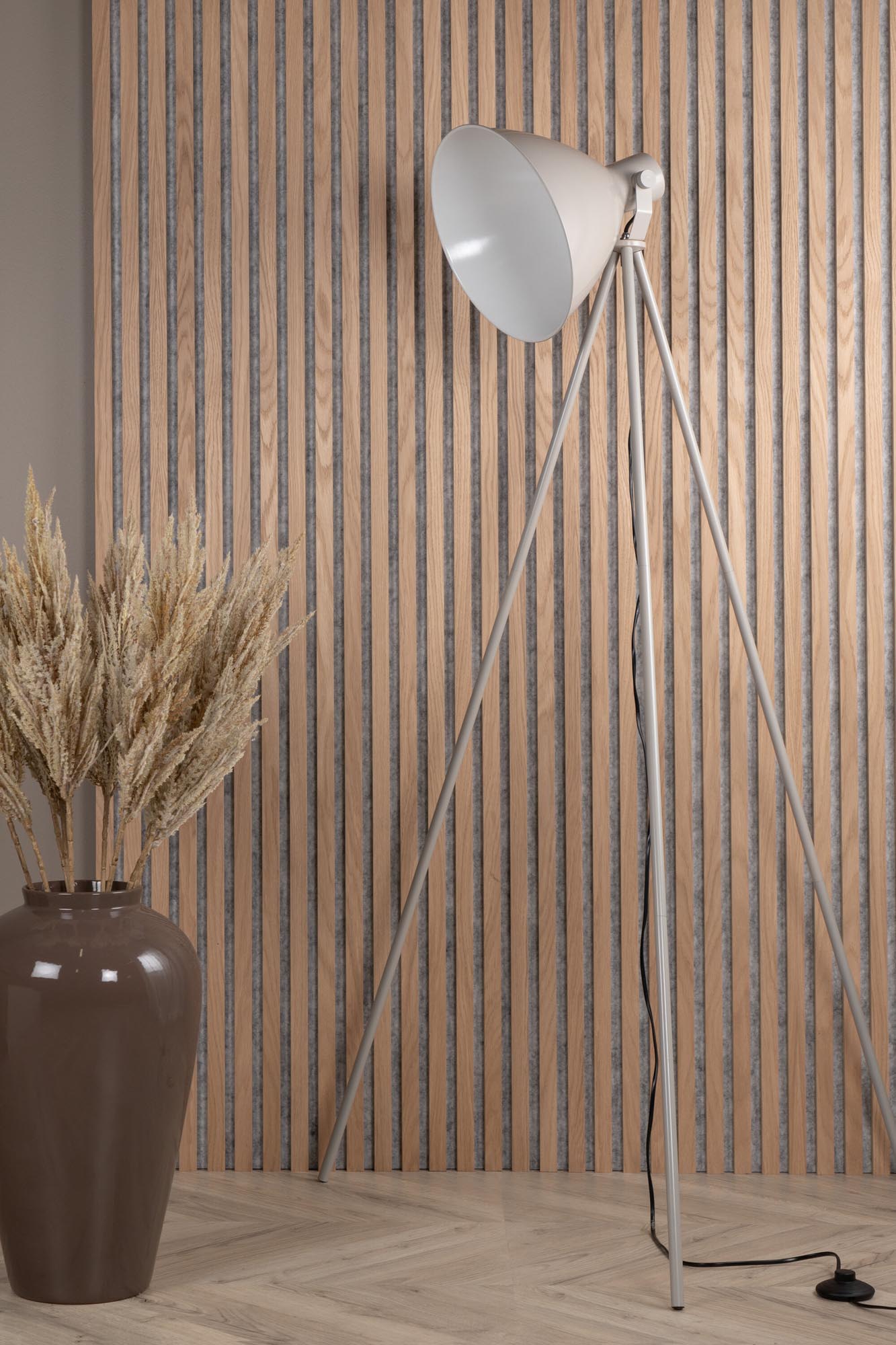 Tiv Stehleuchte in Beige präsentiert im Onlineshop von KAQTU Design AG. Stehleuchte ist von Venture Home