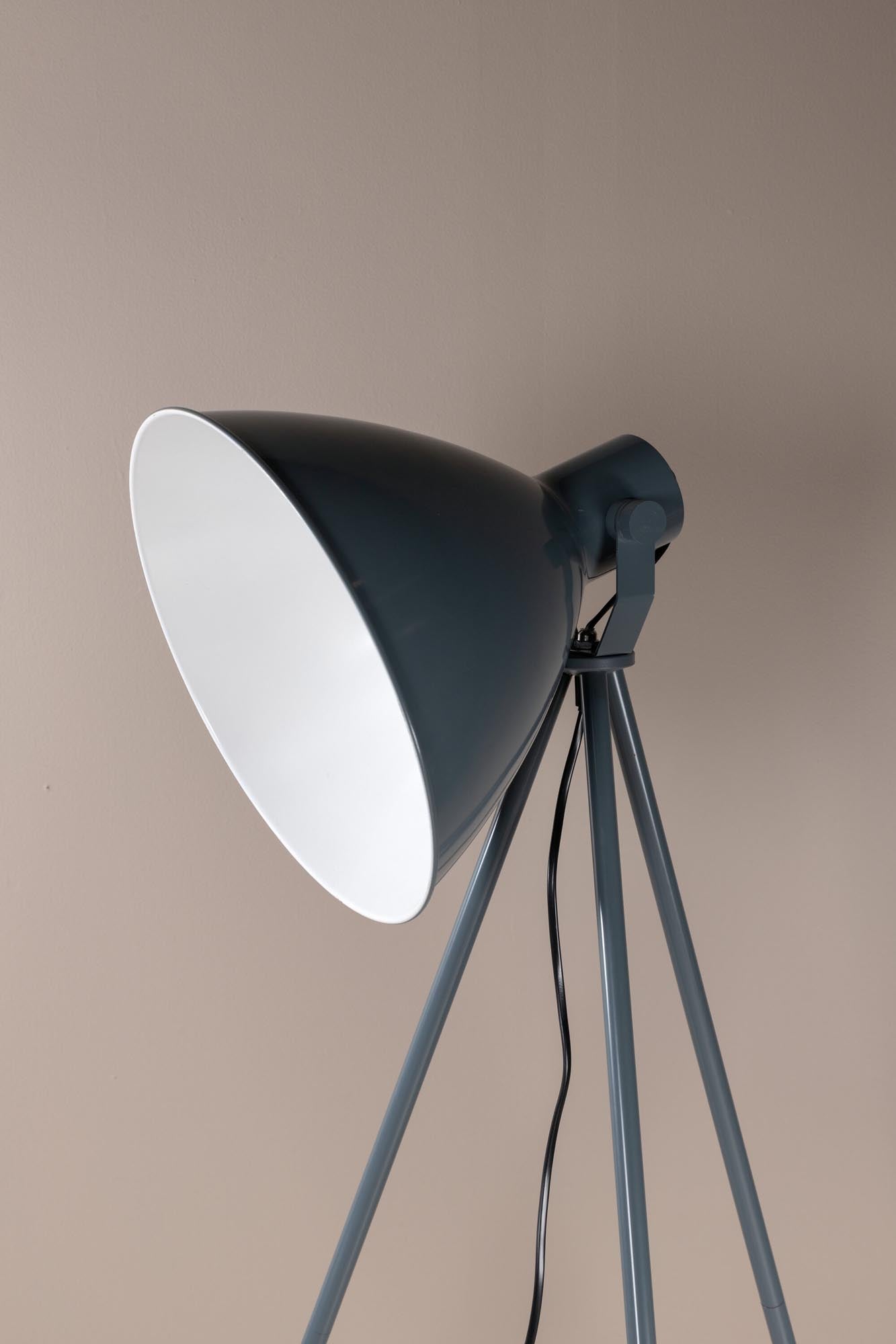Tiv Stehleuchte in Aqua präsentiert im Onlineshop von KAQTU Design AG. Stehleuchte ist von Venture Home