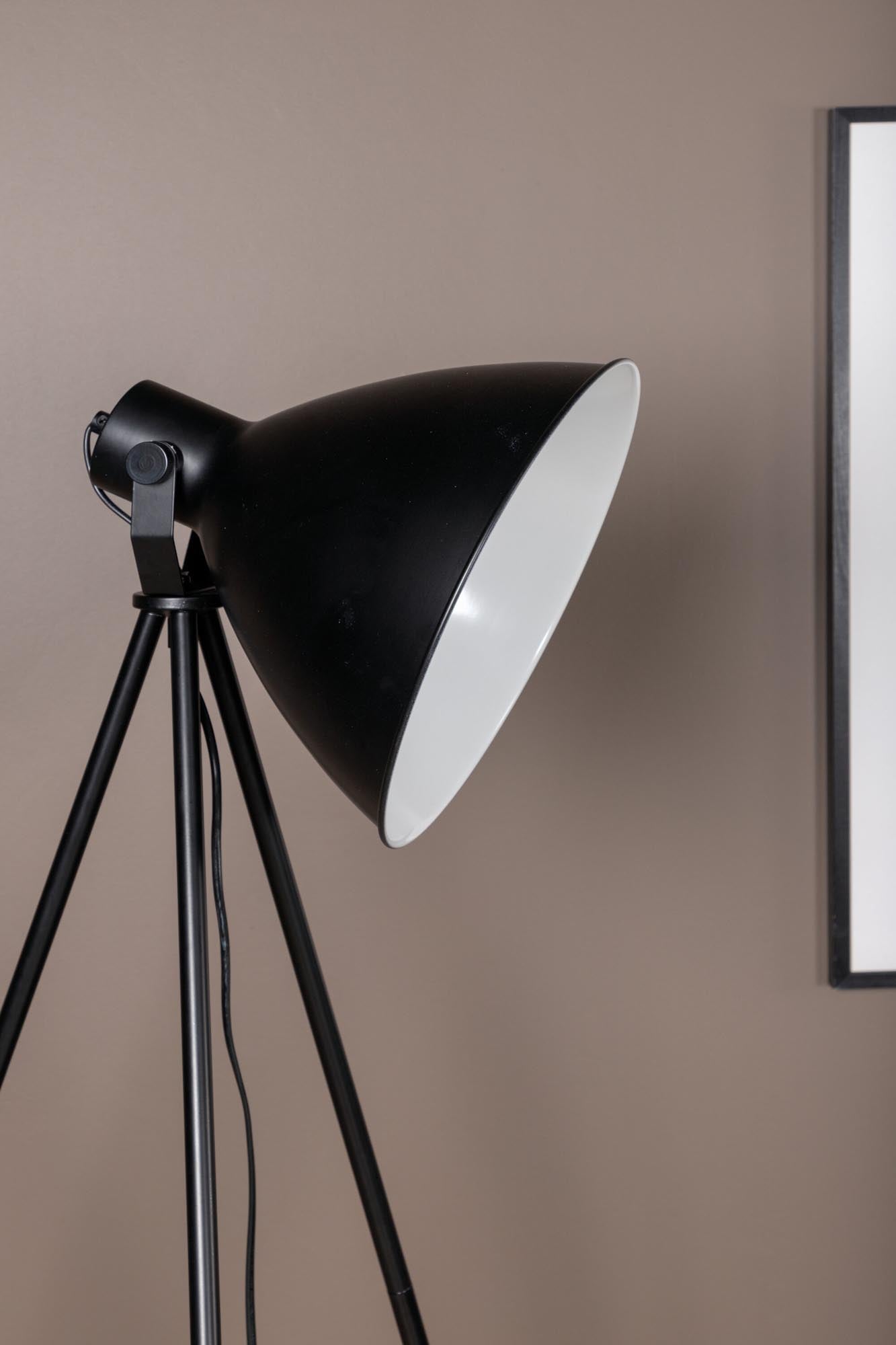 Tiv Stehleuchte in Schwarz präsentiert im Onlineshop von KAQTU Design AG. Stehleuchte ist von Venture Home