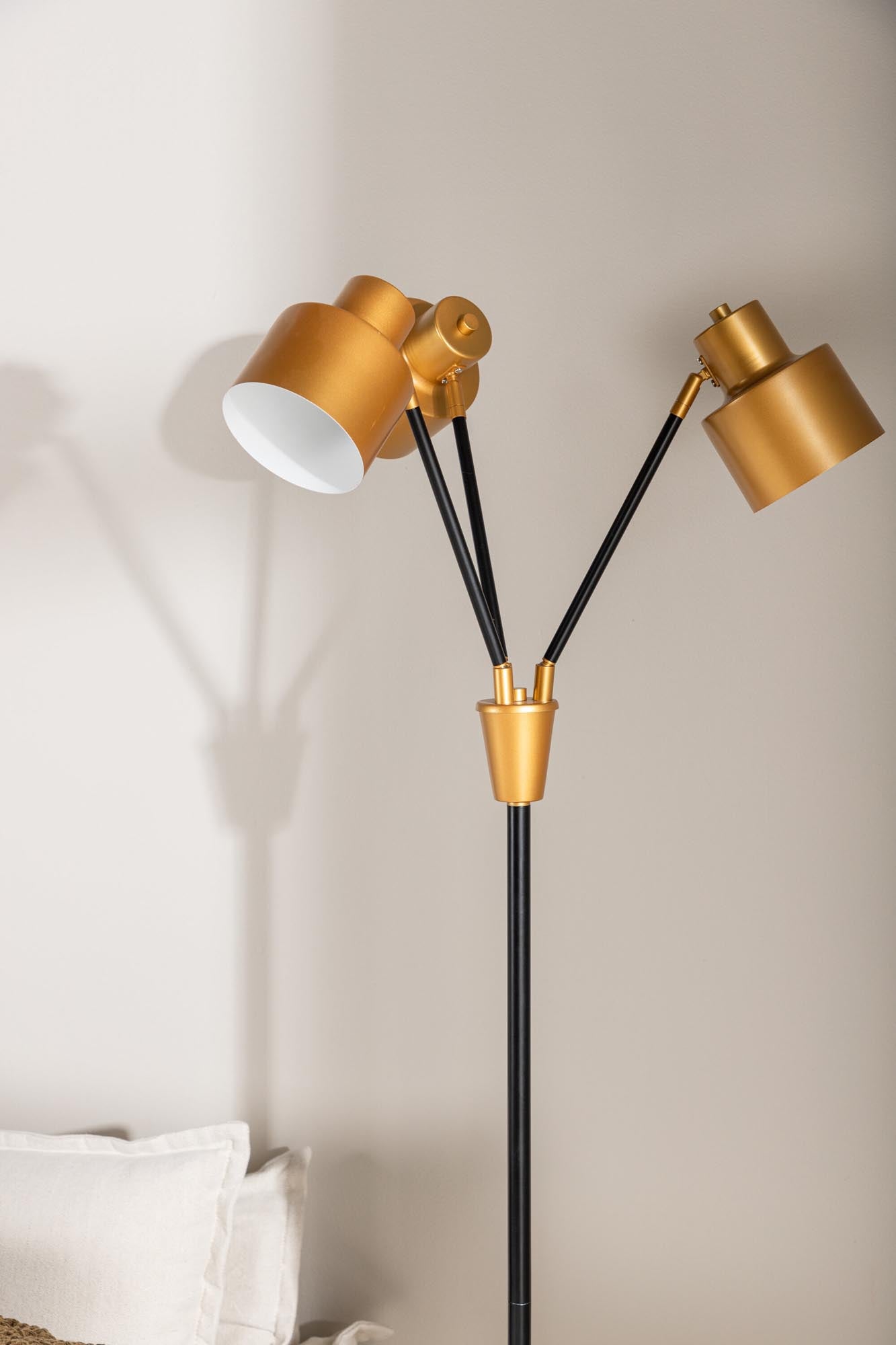 Die Vifta Stehleuchte von Venture Home vereint elegantes Design mit praktischer Funktionalität. Perfekt für jeden Wohnstil.