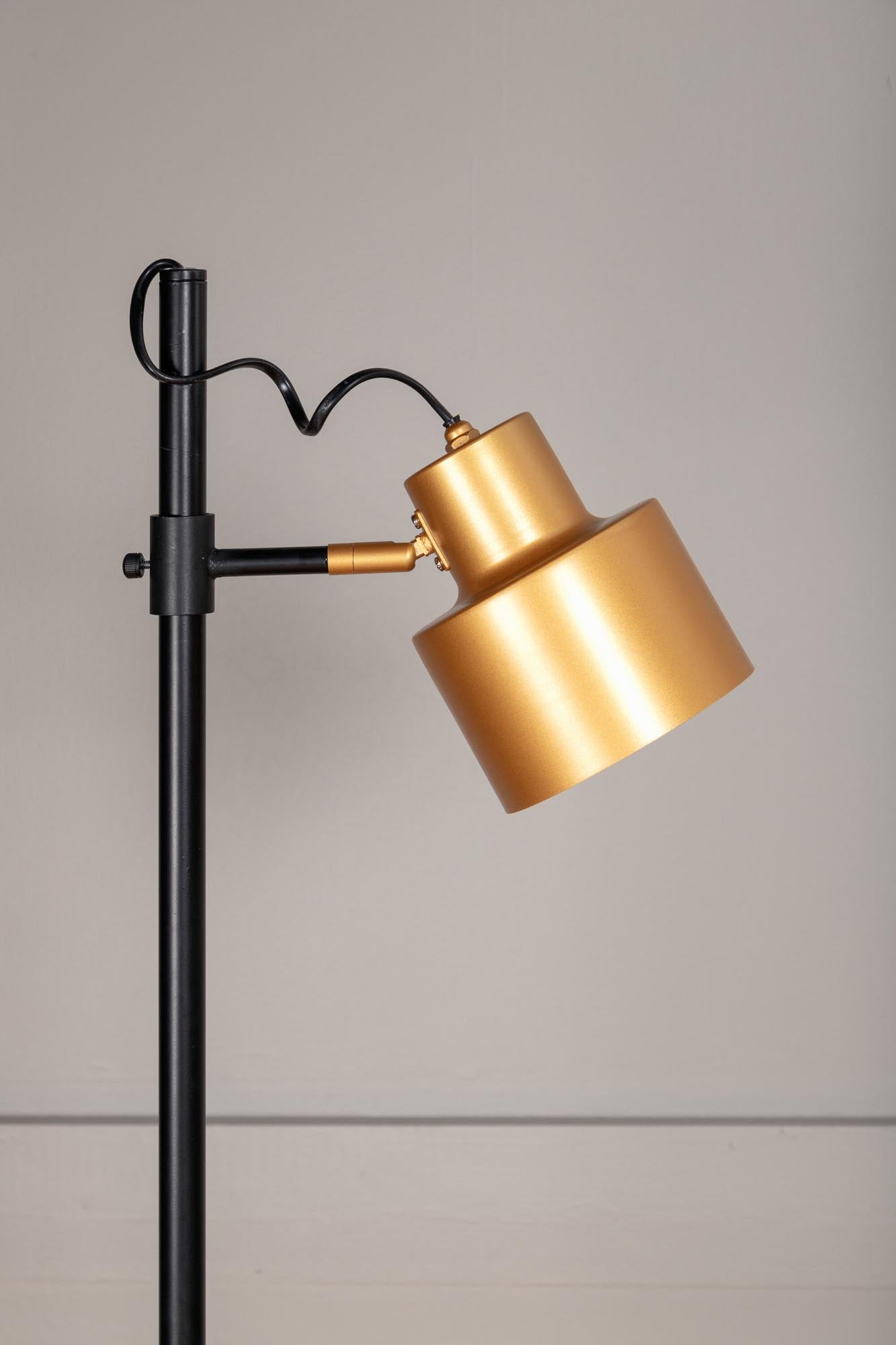 Die Vifta Stehleuchte von Venture Home begeistert mit ihrem eleganten Design in Schwarz und Messing. Sie bietet individuelle Lichtquellen für jede Stimmung und ist ideal für jeden Raum.