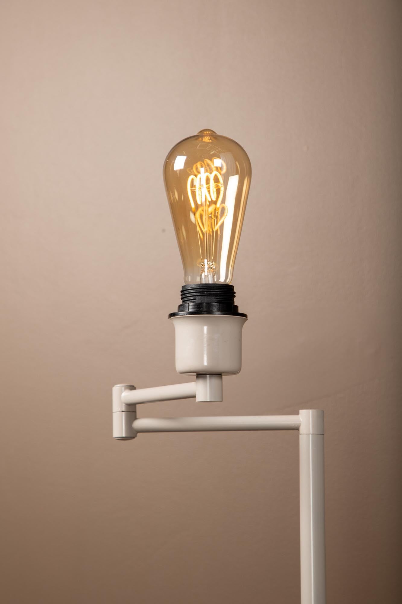 Virro Stehleuchte in Beige präsentiert im Onlineshop von KAQTU Design AG. Stehleuchte ist von Venture Home