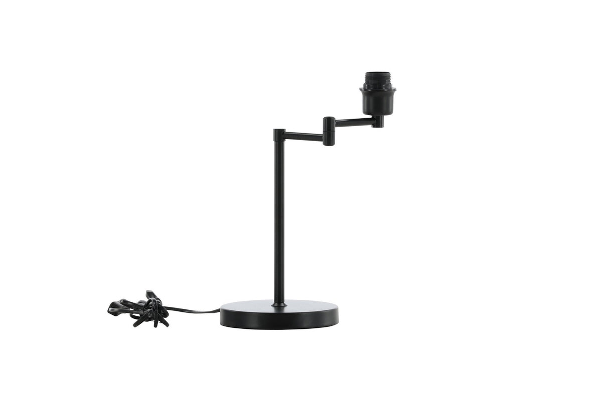 Schwarze Virro Tischleuchte aus PVC und Stahl mit verstellbarem Ständer und offen sichtbarer Glühbirne, freistehend fotografiert.