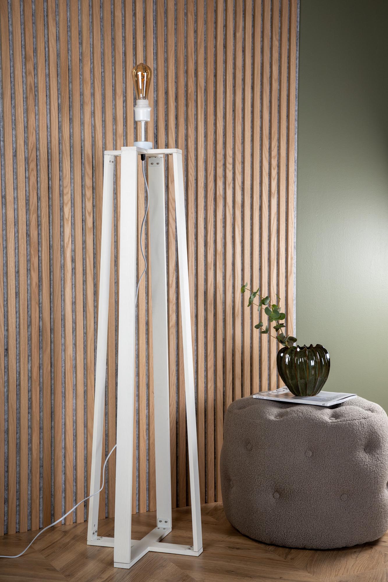 Elegante Avspark Stehlampe von Venture Home: Hochwertige Stahlkonstruktion für modernes Wohnen und gemütliche Atmosphäre.