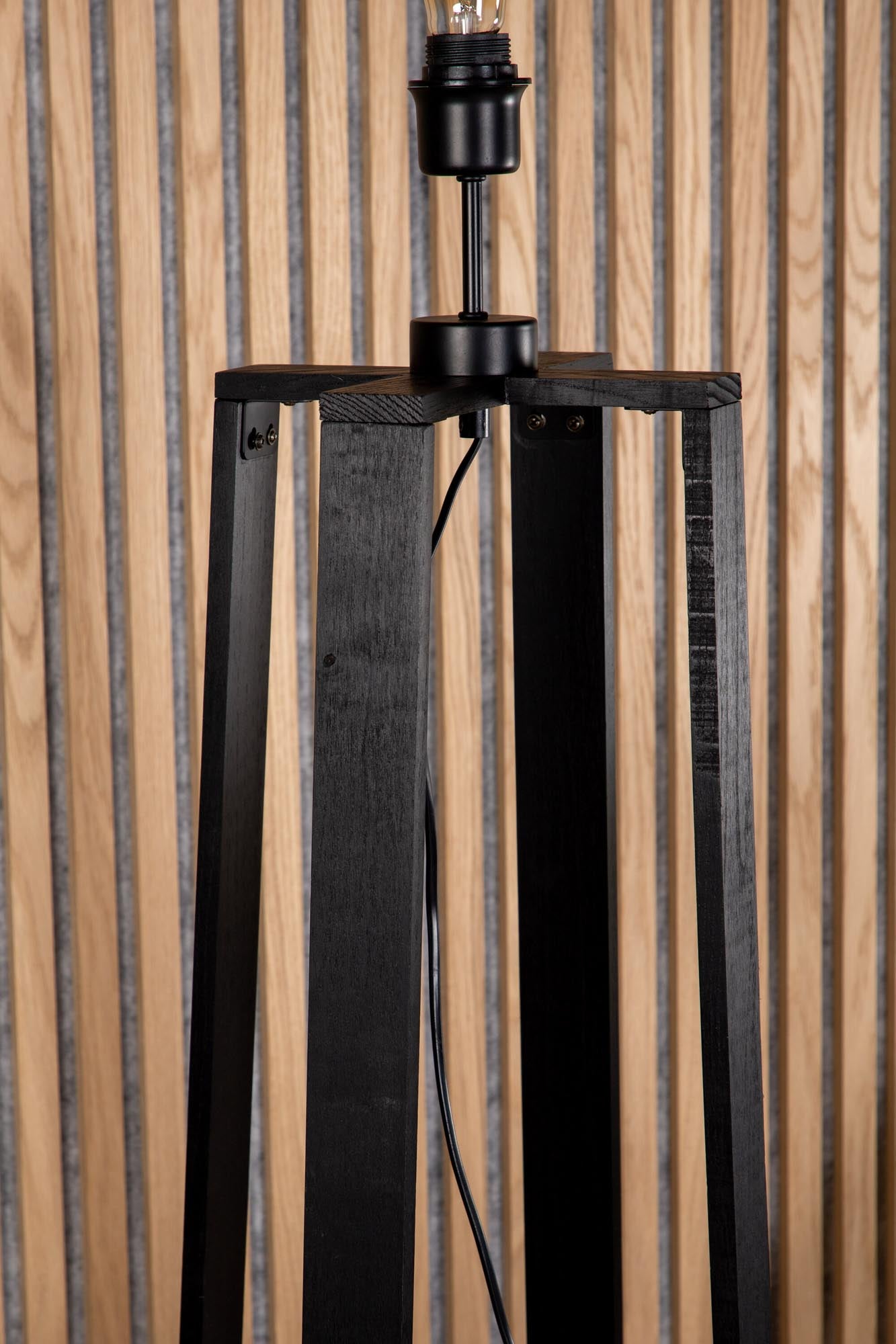 Entdecken Sie die Avspark Stehlampe von Venture Home – eine elegante Stahlleuchte, die Stil und Gemütlichkeit in Ihr Zuhause bringt.