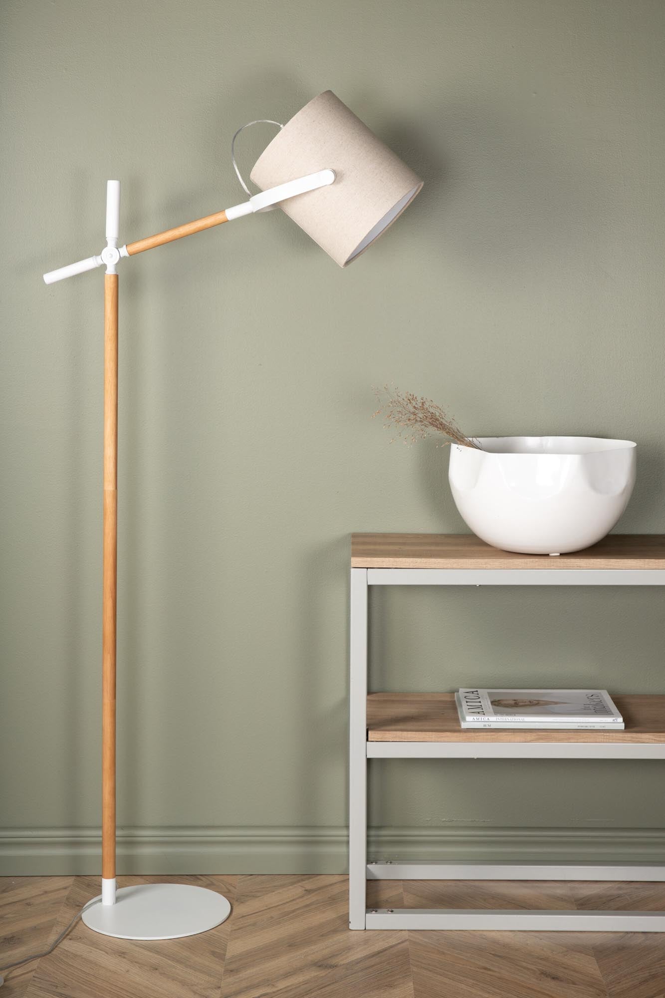 Dennis Stehleuchte in Weiss präsentiert im Onlineshop von KAQTU Design AG. Stehleuchte ist von Venture Home