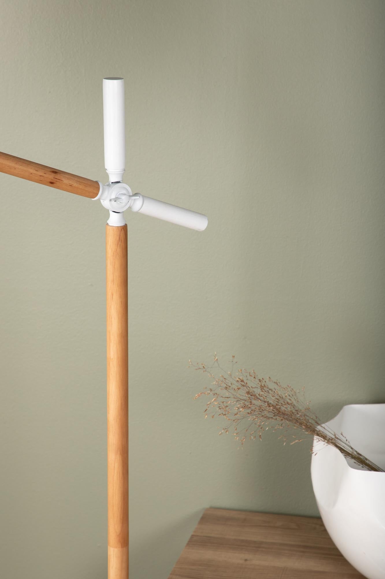 Entdecken Sie die Dennis Stehleuchte von Venture Home – ein stilvolles Lichtdesign mit verstellbarem Schaft und elegantem Leinenschirm für behagliche Räume.